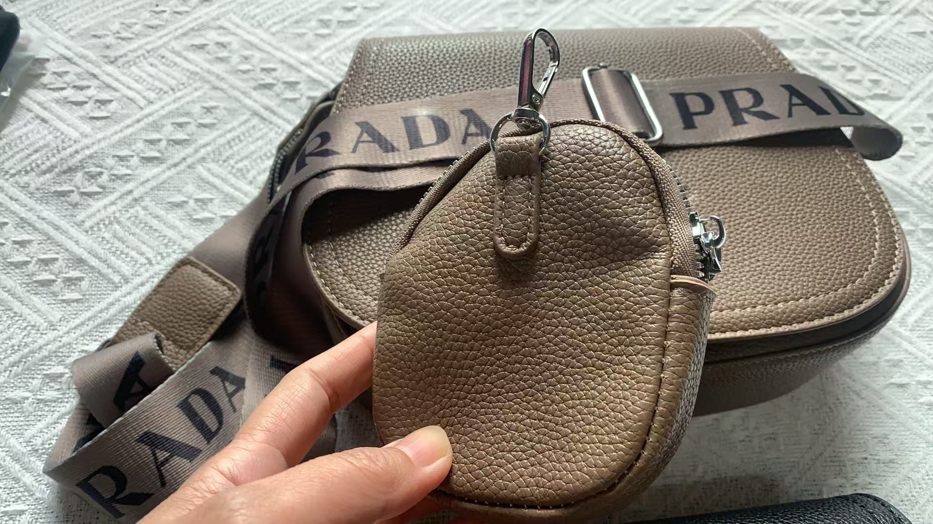 Video PM063-PM070，190.99 Prada bag gallery