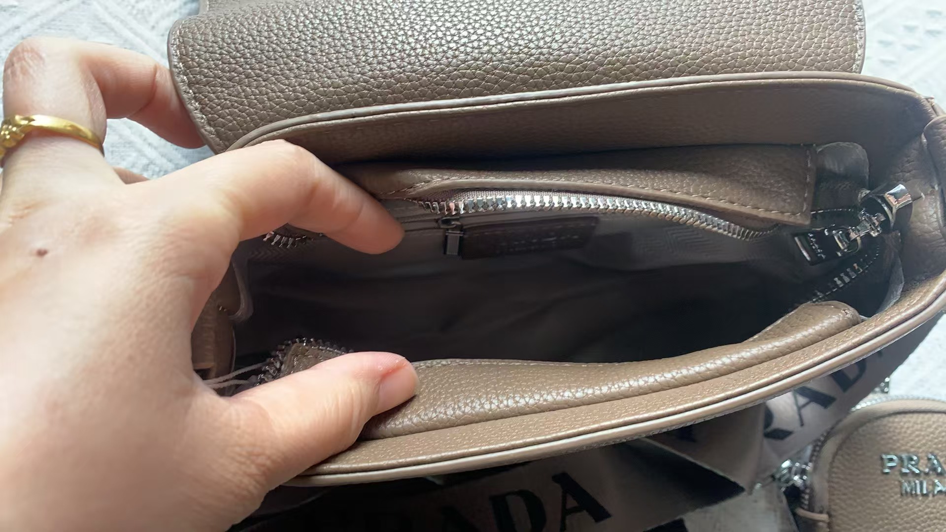 Video PM063-PM070，190.99 Prada bag gallery