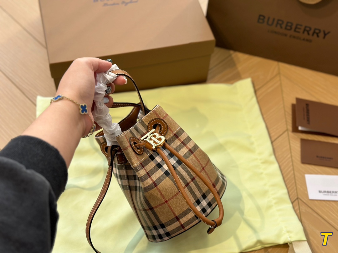 ⬆️21748-Burberry-437 gallery