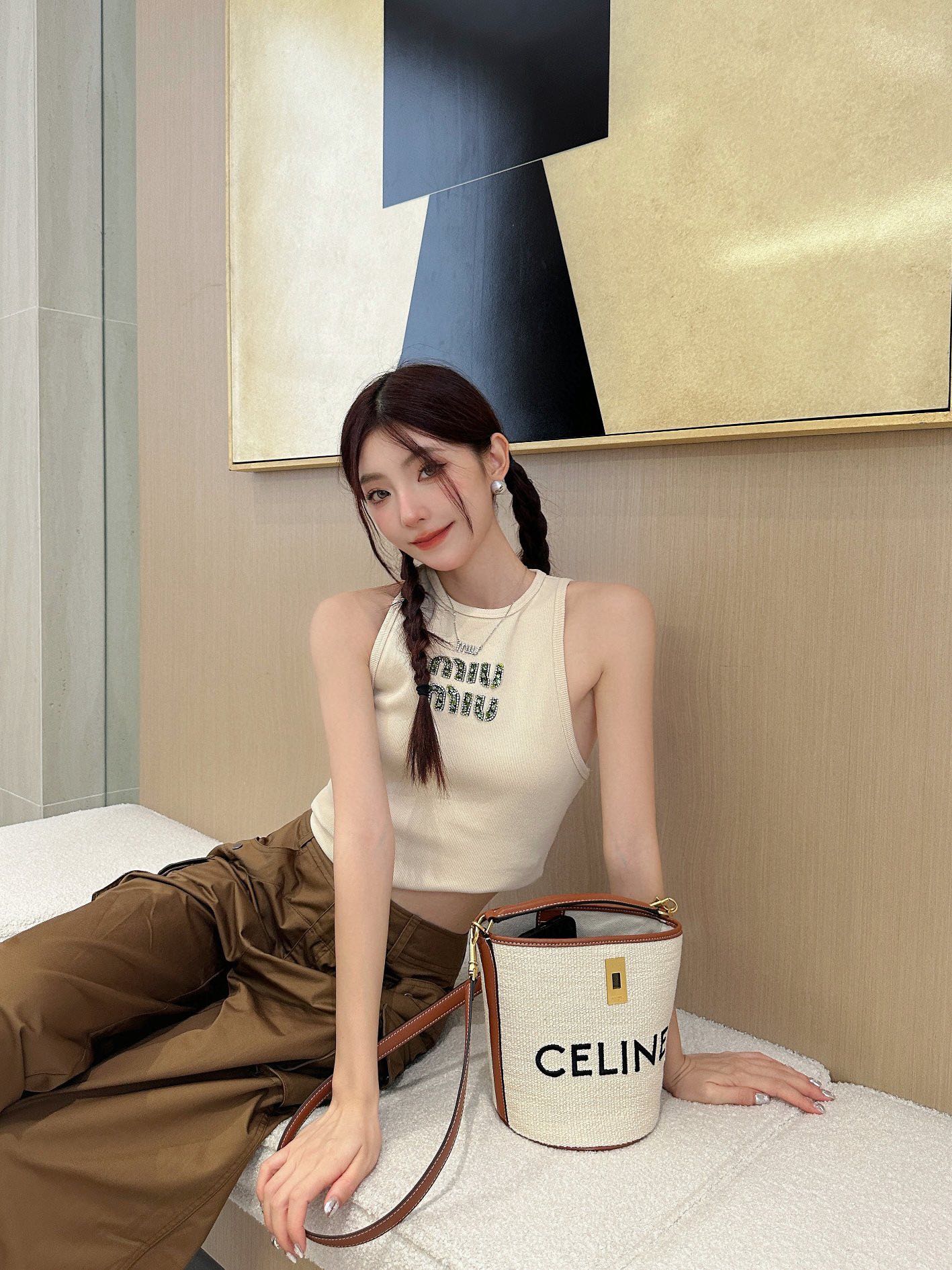 ⬆️22030-MIUMIU-265 gallery