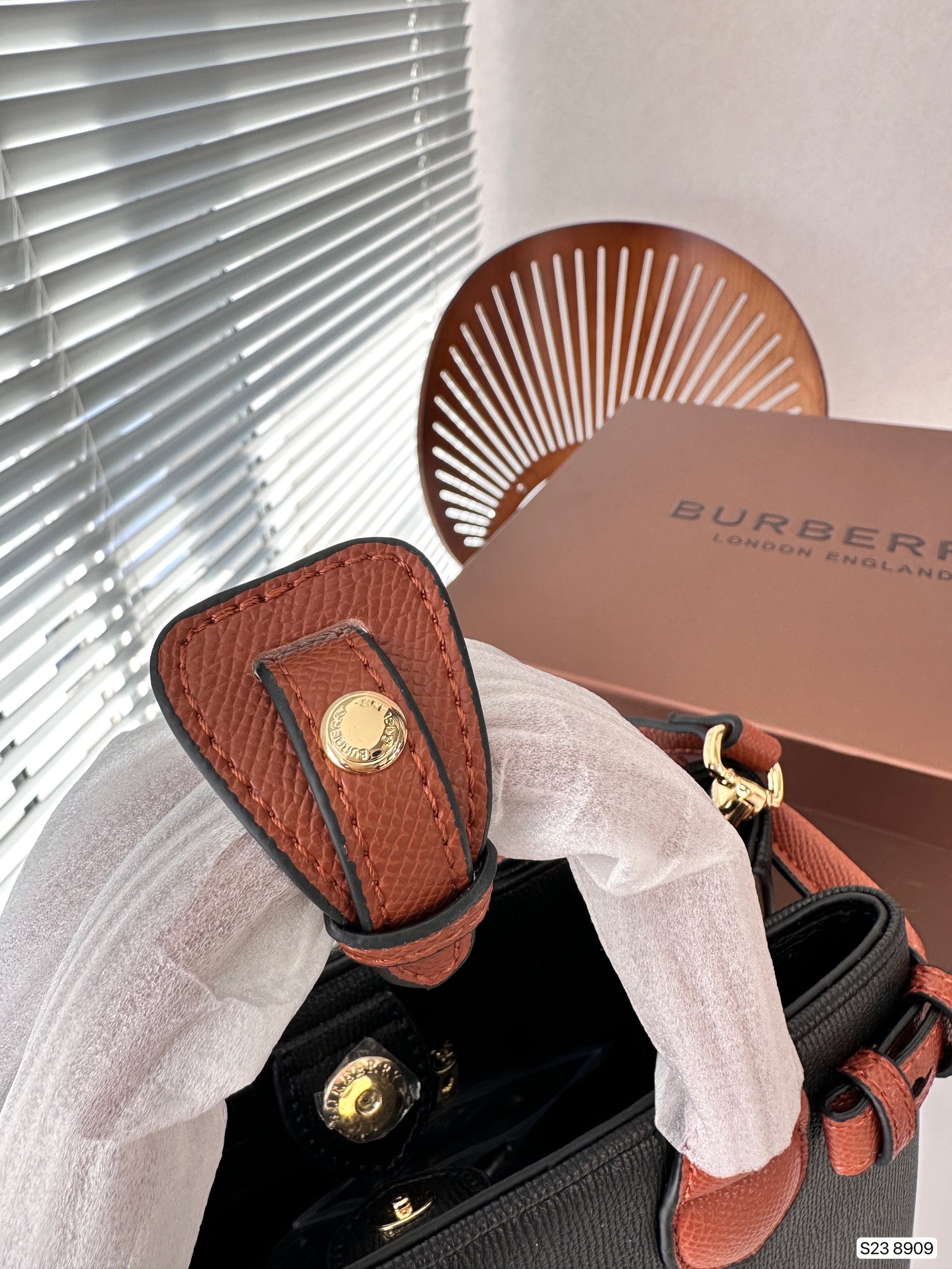 ⬆️22394-Burberry-480 gallery