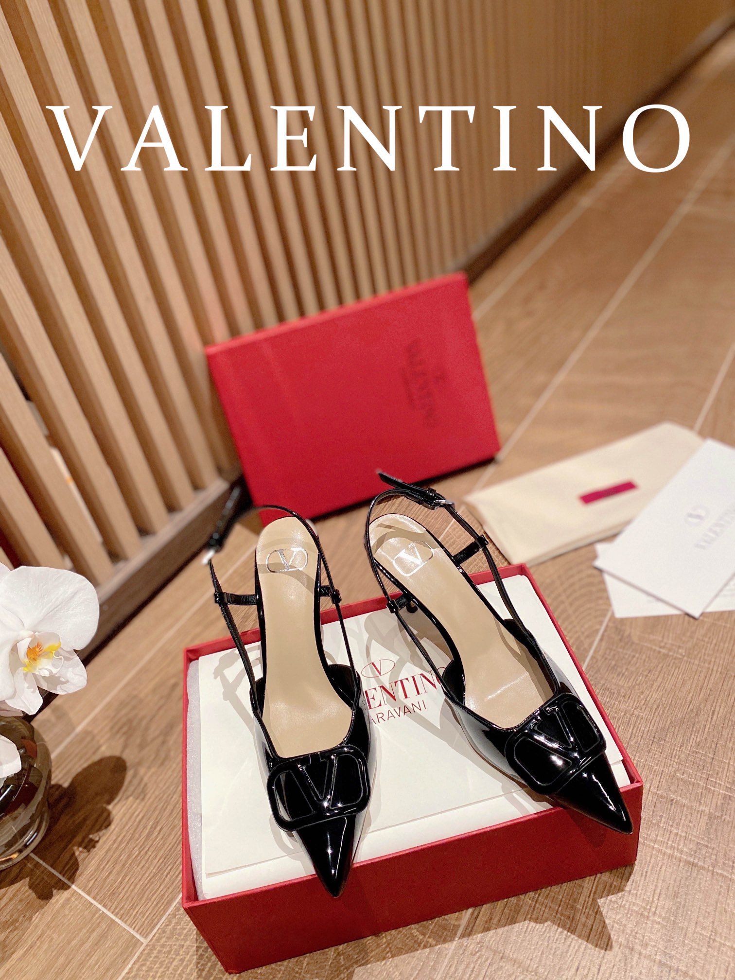 ⬆️22745-Valentino --805 gallery