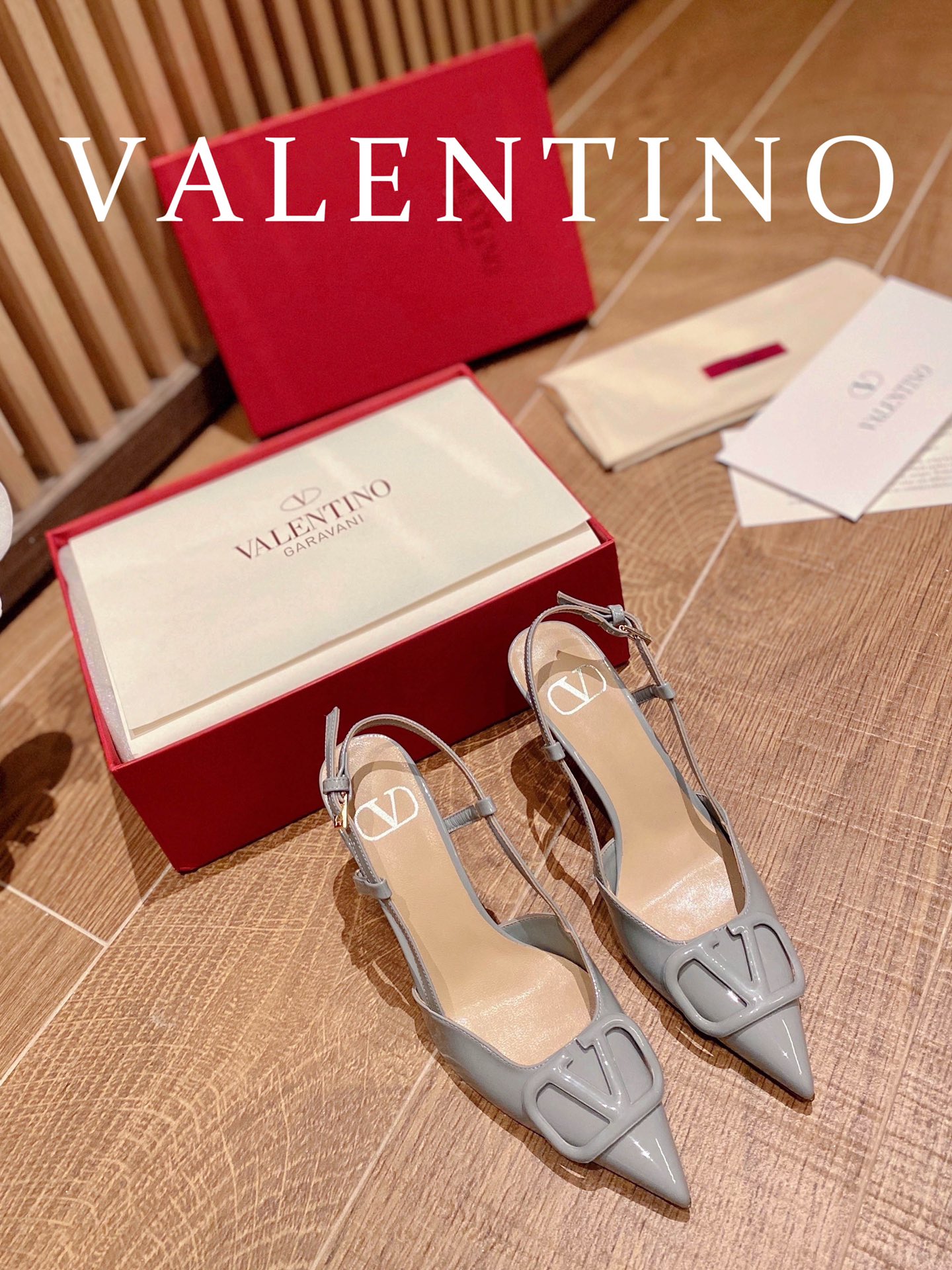 ⬆️22745-Valentino --805 gallery