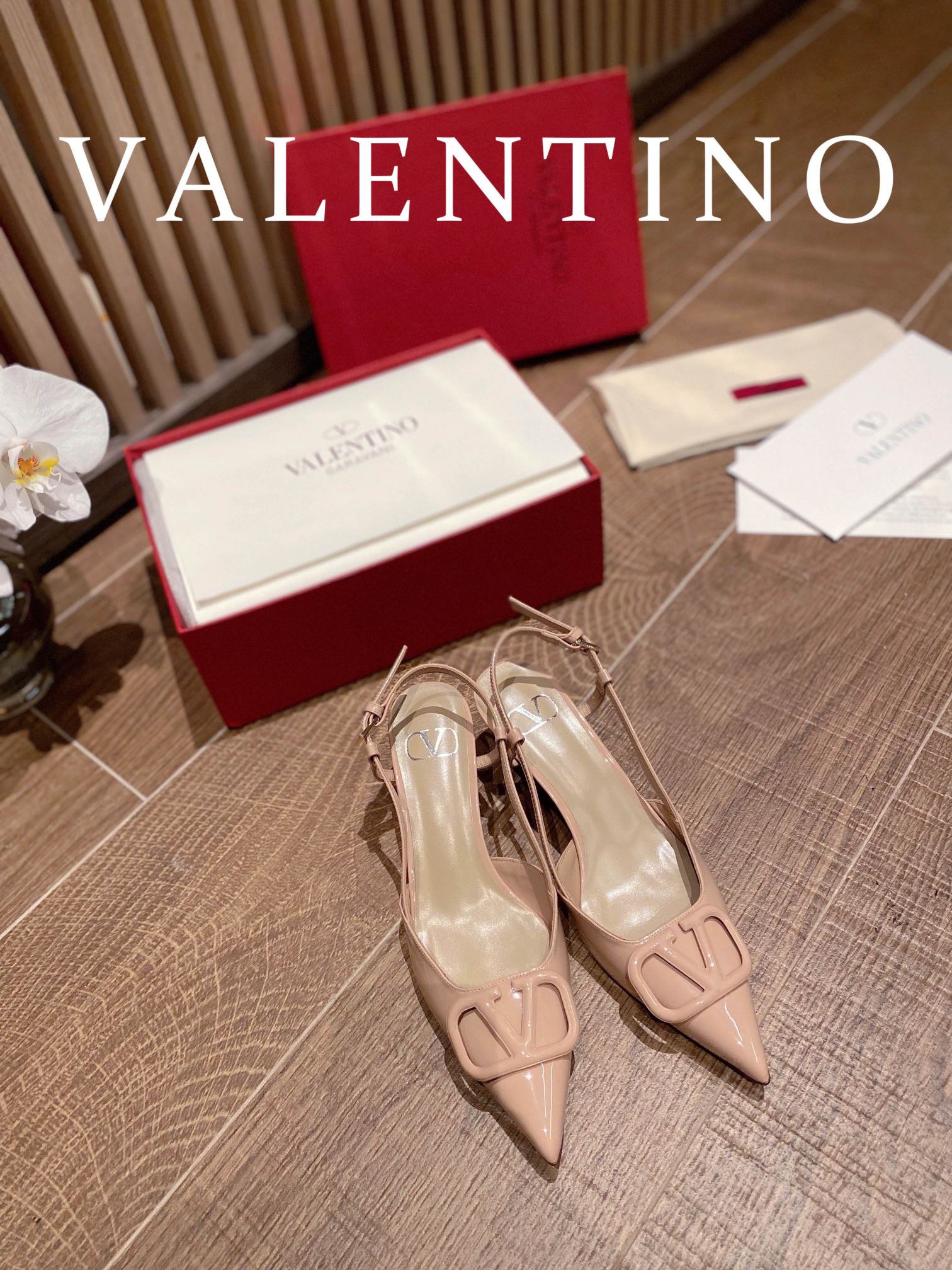 ⬆️22745-Valentino --805 gallery