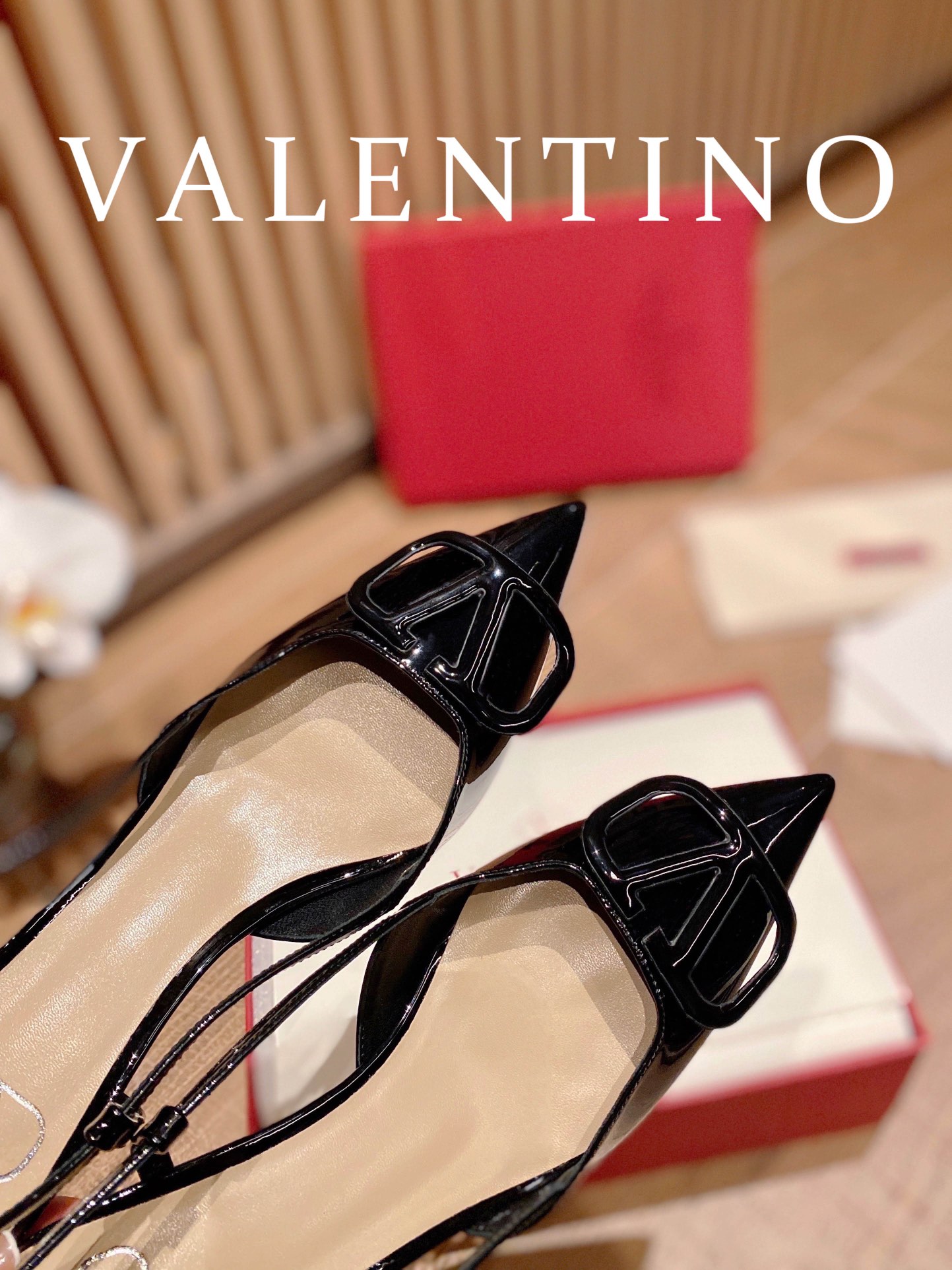 ⬆️22745-Valentino --805 gallery