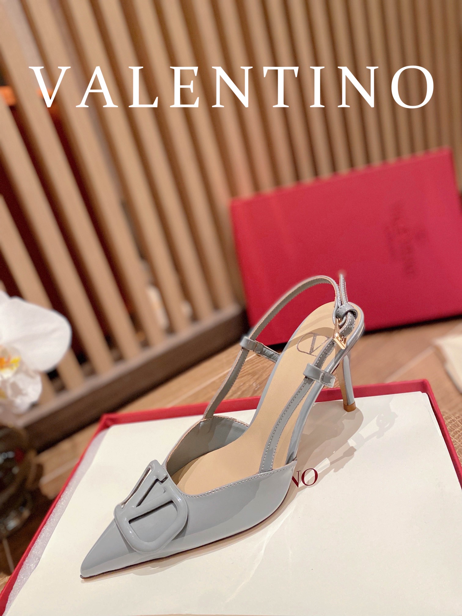 ⬆️22745-Valentino --805 gallery