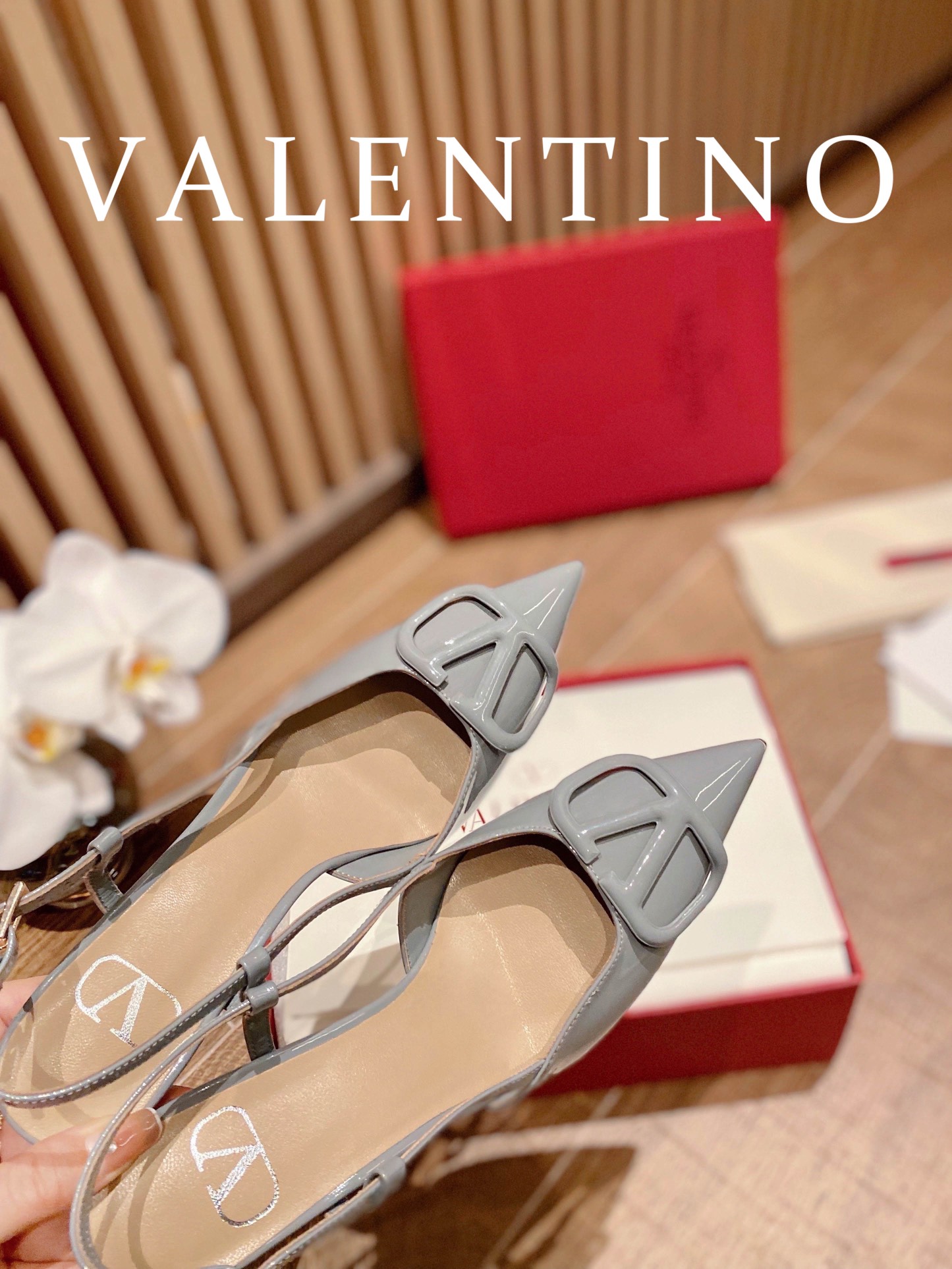 ⬆️22745-Valentino --805 gallery