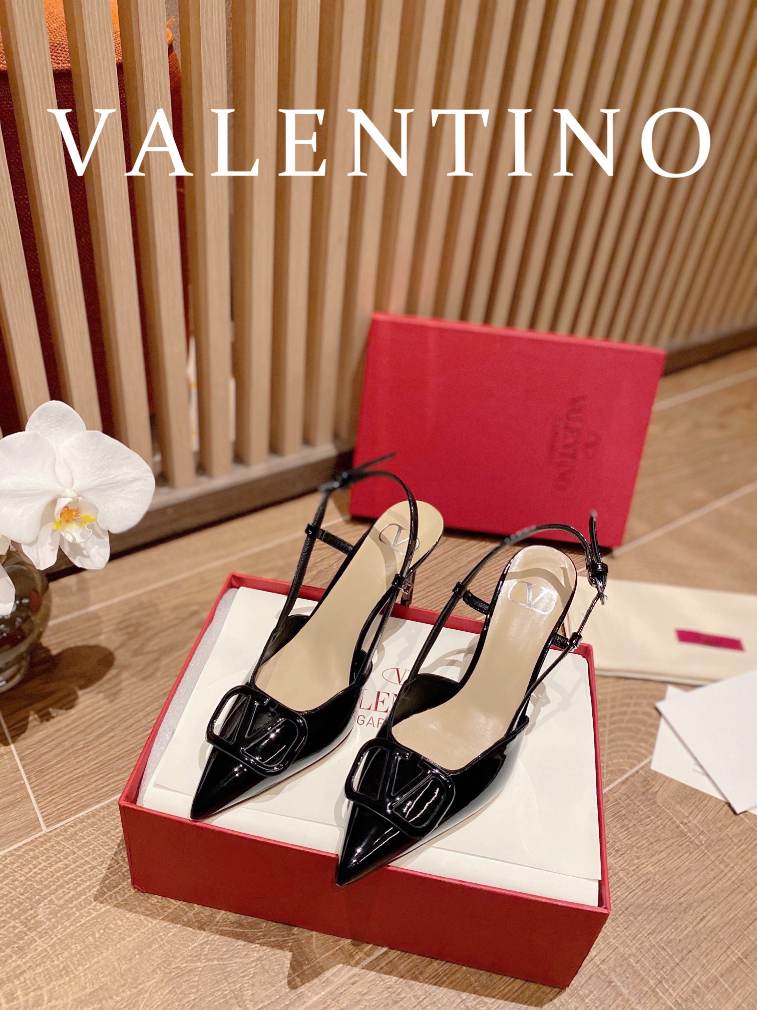 ⬆️22745-Valentino --805 gallery