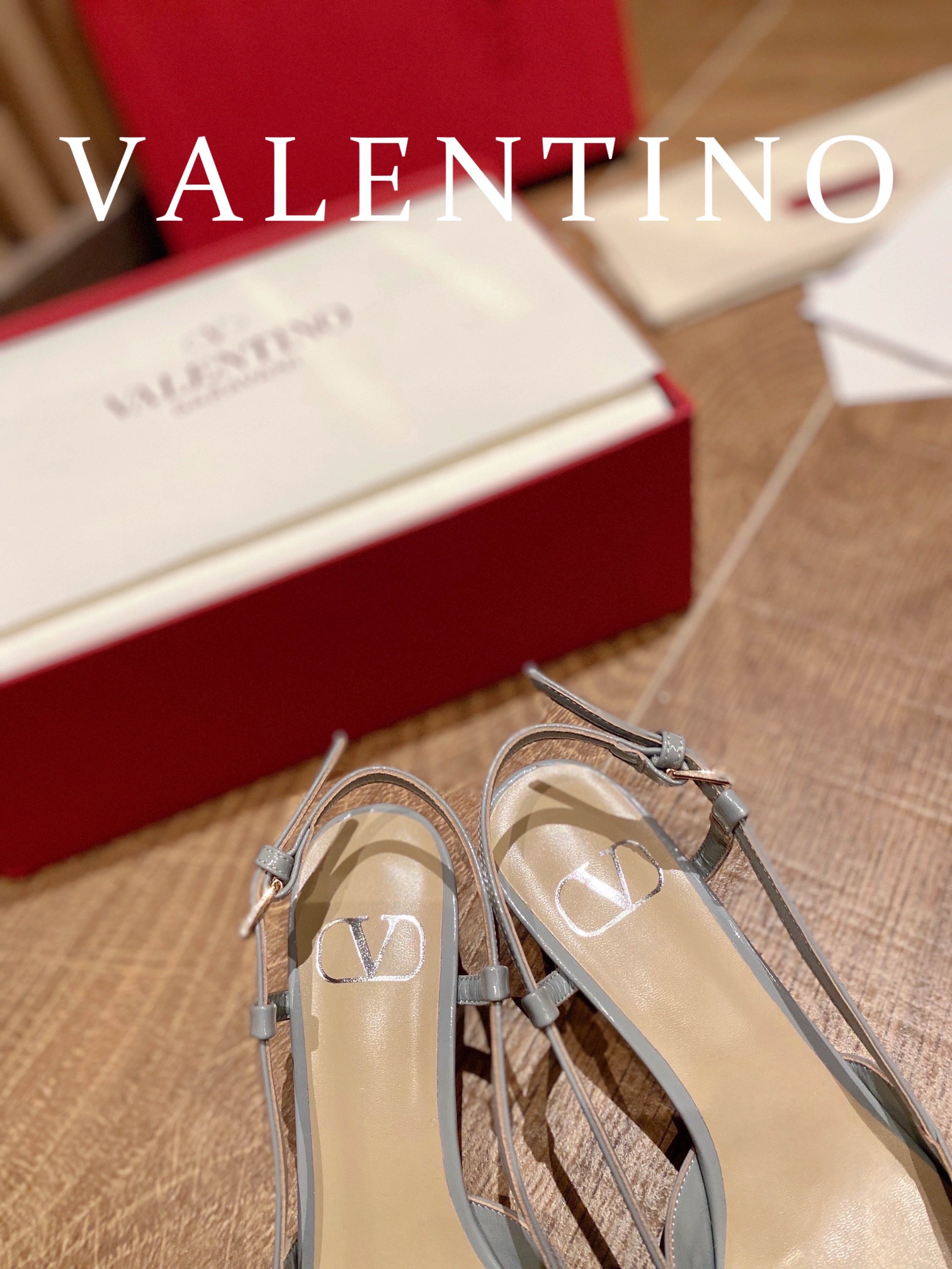 ⬆️22745-Valentino --805 gallery