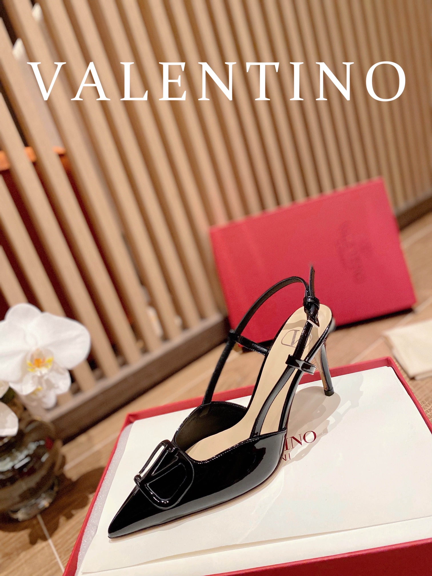 ⬆️22745-Valentino --805 gallery