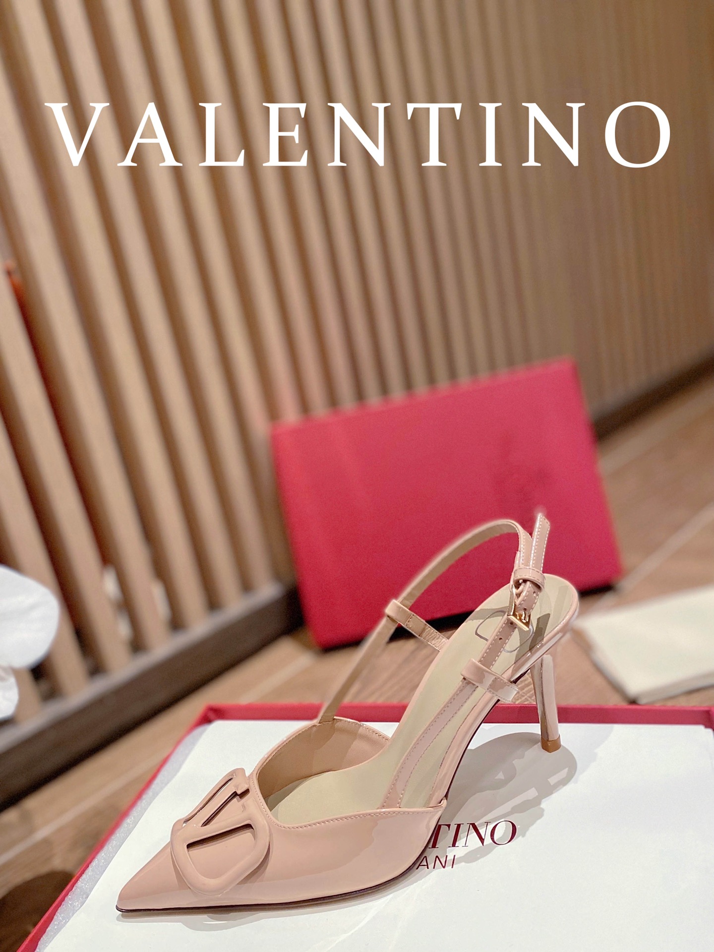 ⬆️22745-Valentino --805 gallery