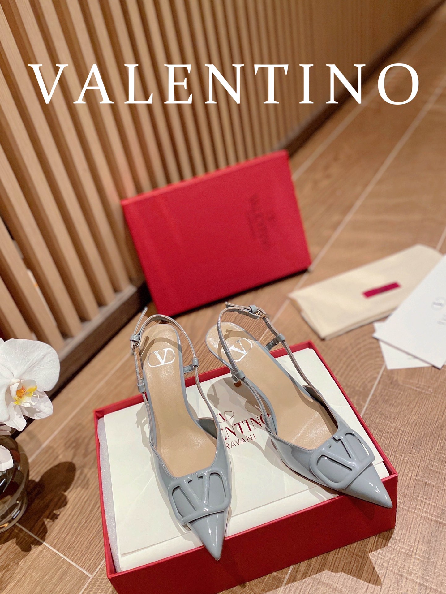 ⬆️22745-Valentino --805 gallery