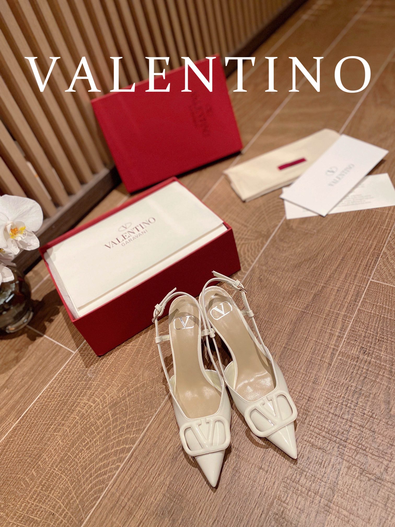 ⬆️22745-Valentino --805 gallery