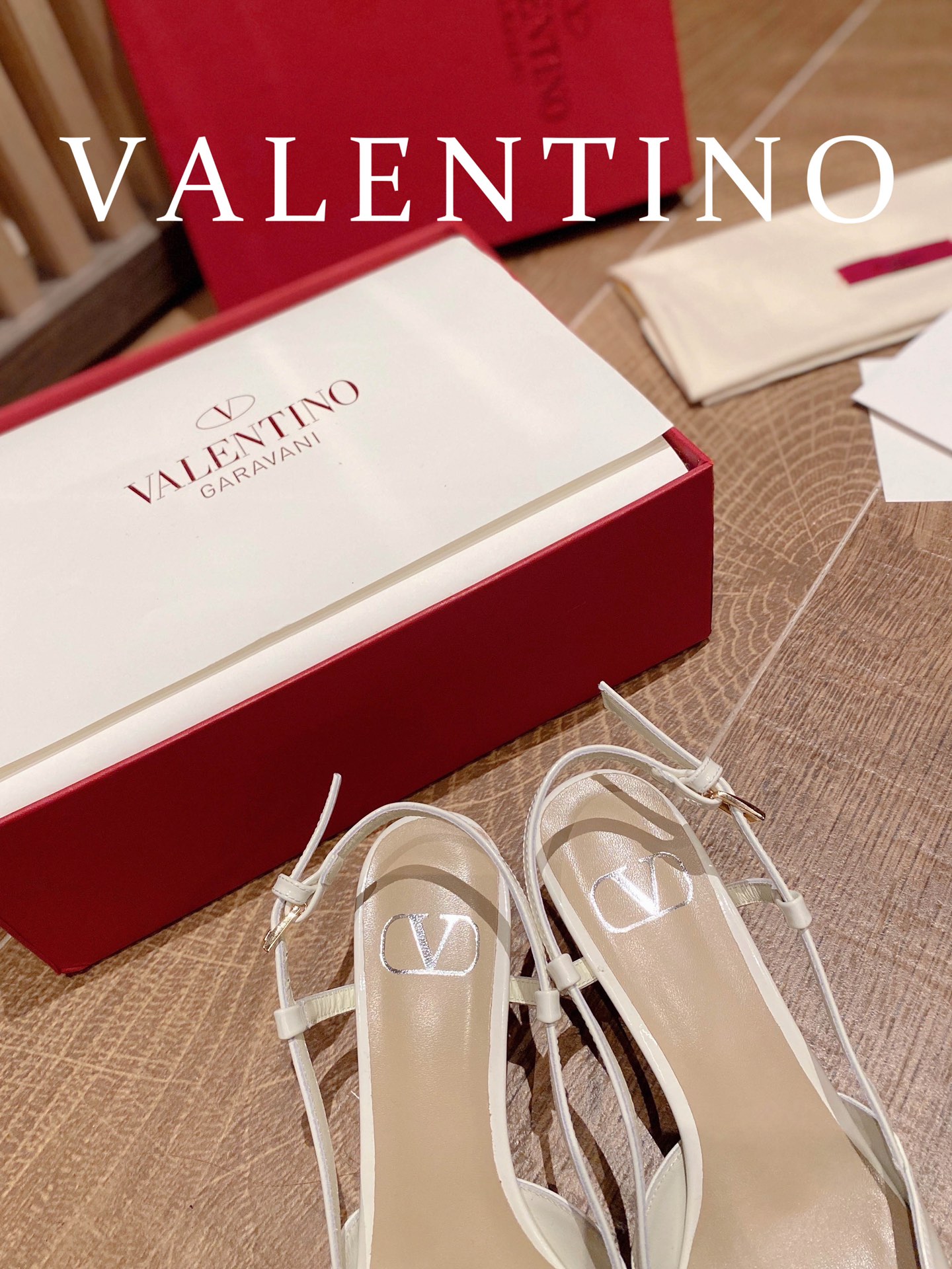 ⬆️22745-Valentino --805 gallery