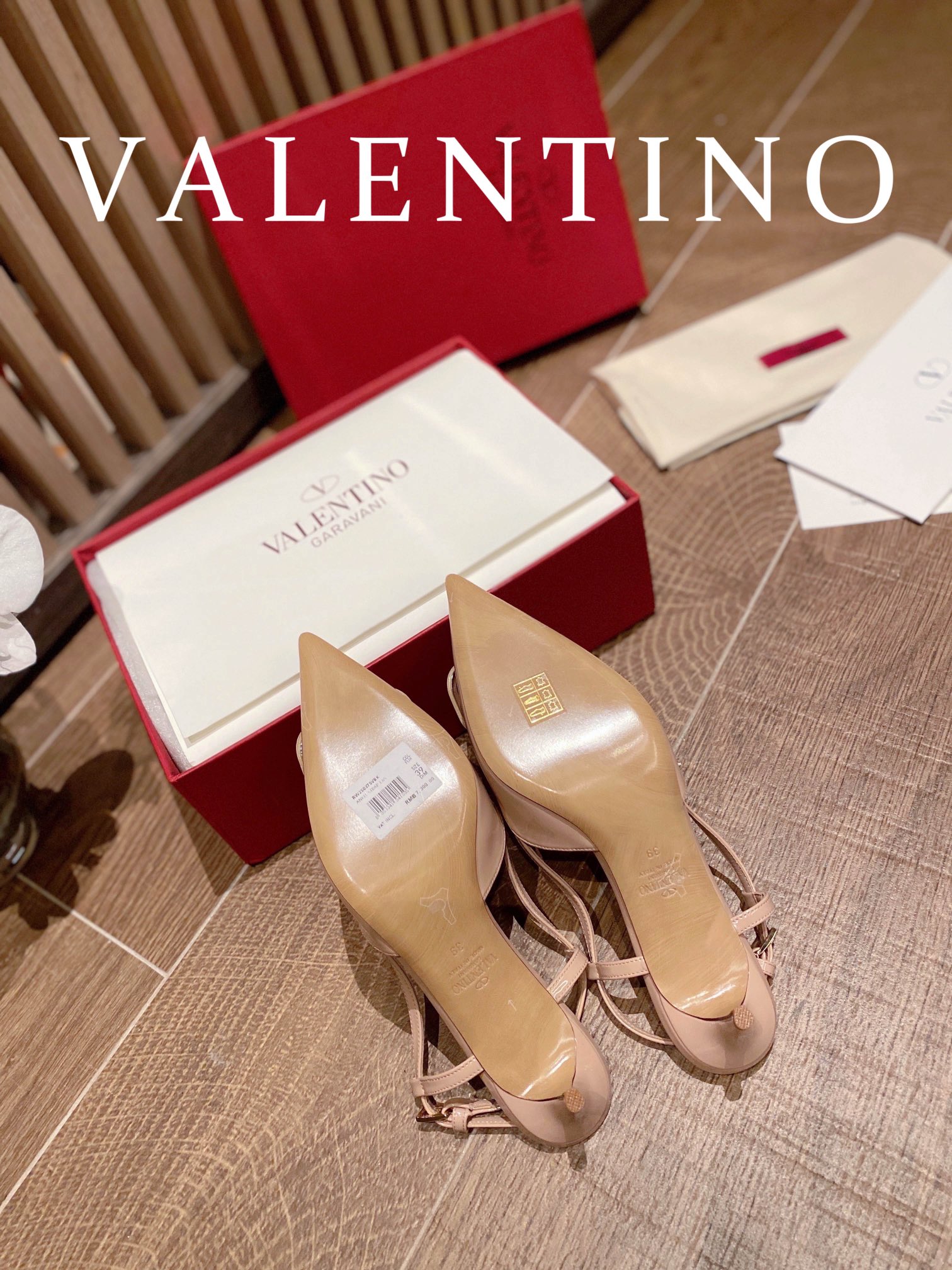 ⬆️22745-Valentino --805 gallery