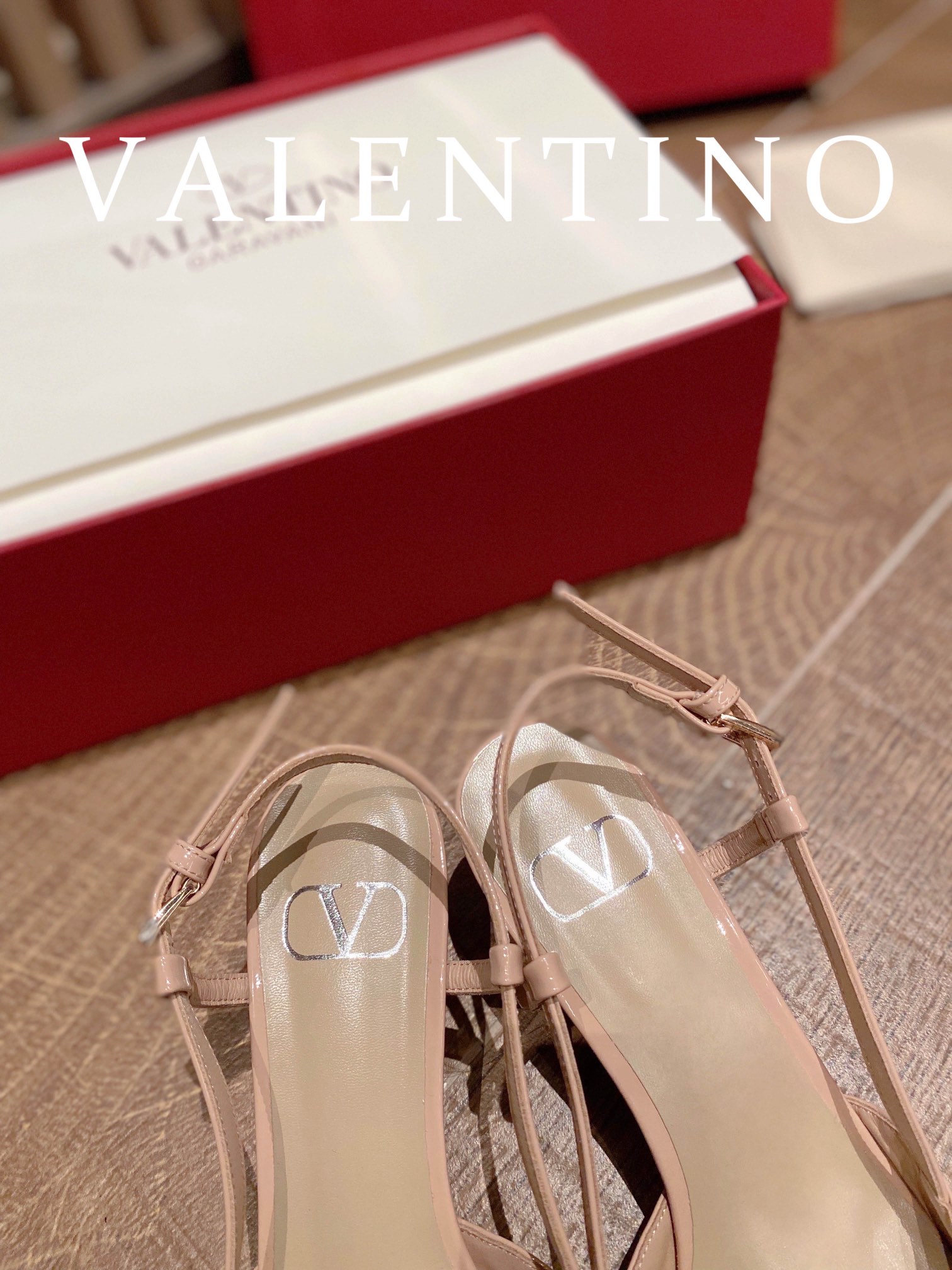 ⬆️22745-Valentino --805 gallery