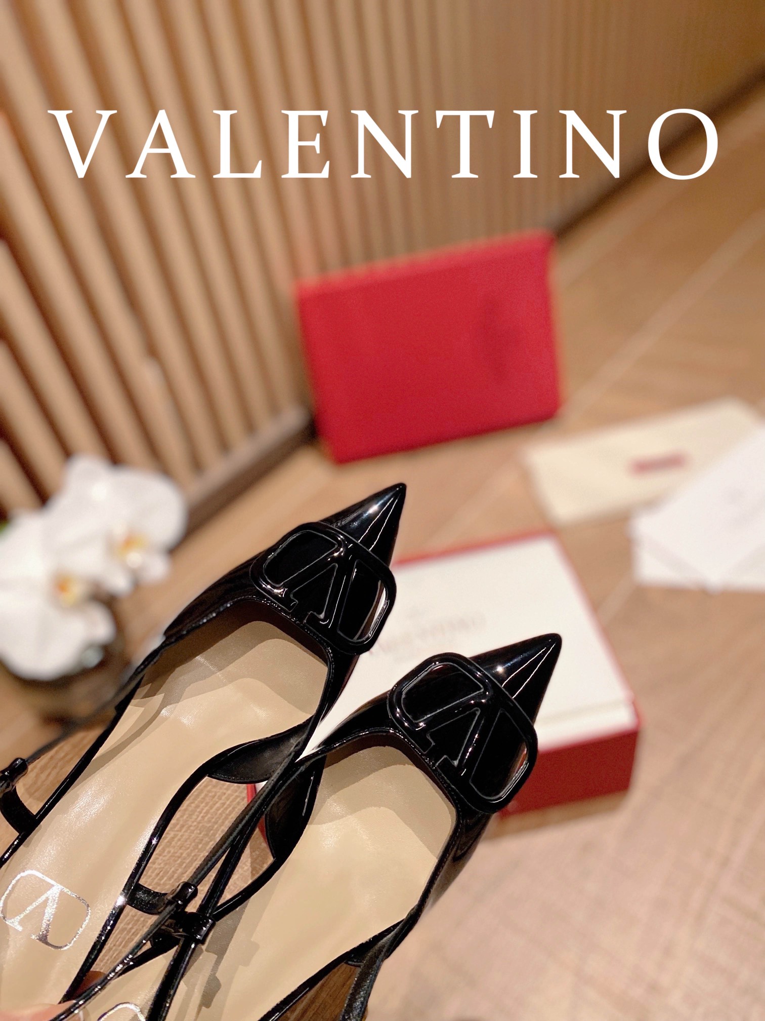 ⬆️22745-Valentino --805 gallery