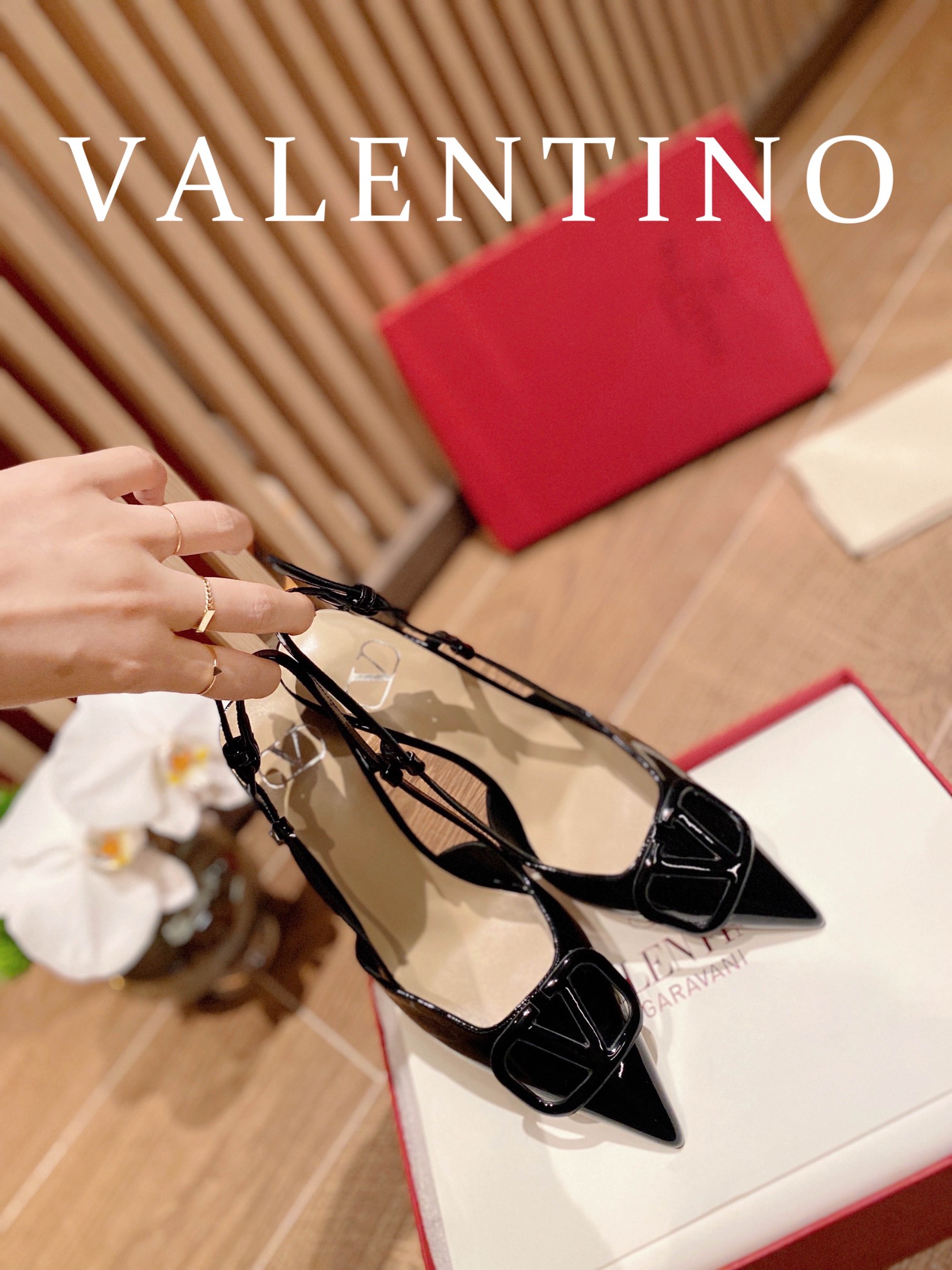 ⬆️22745-Valentino --805 gallery