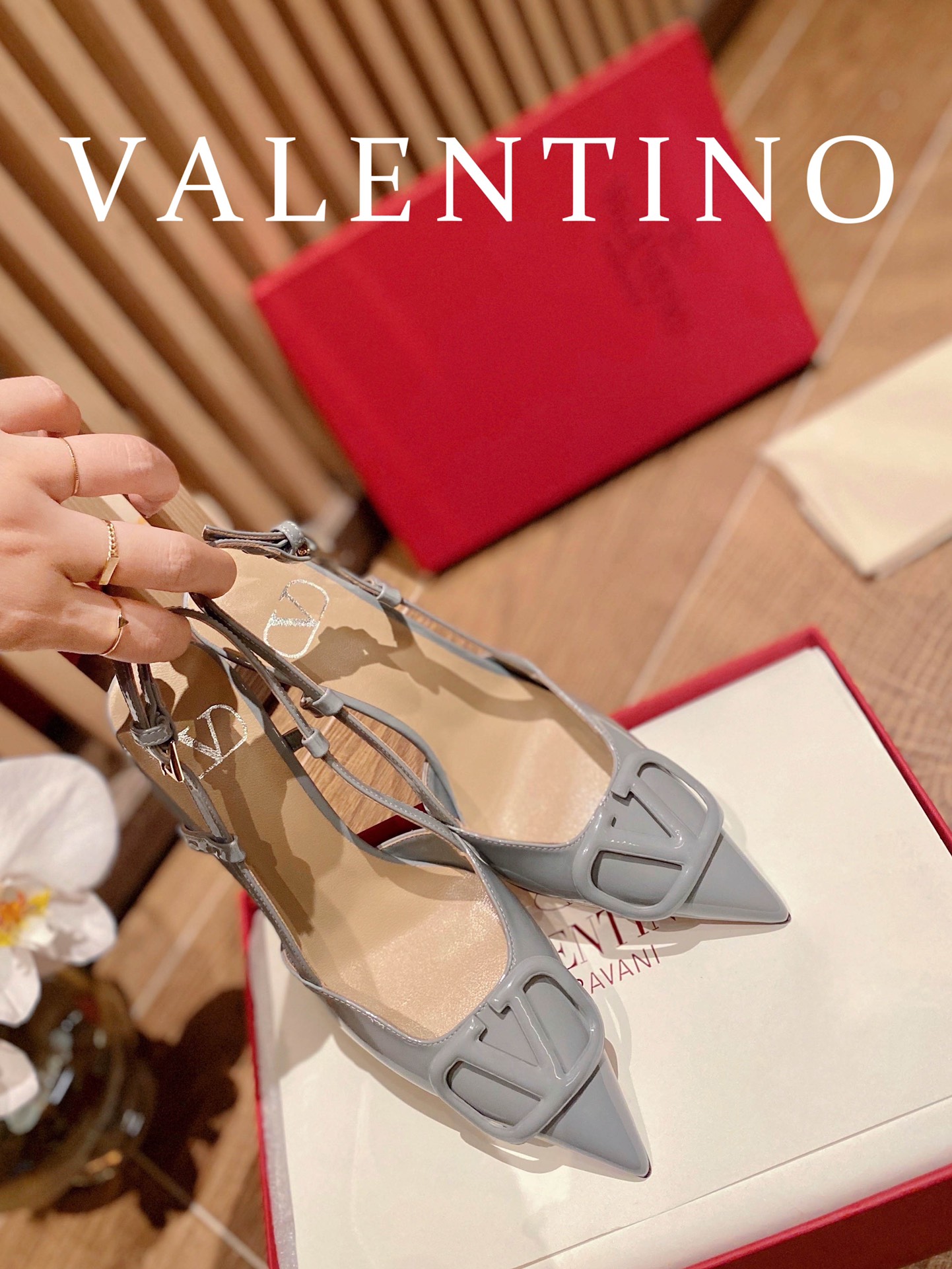 ⬆️22745-Valentino --805 gallery