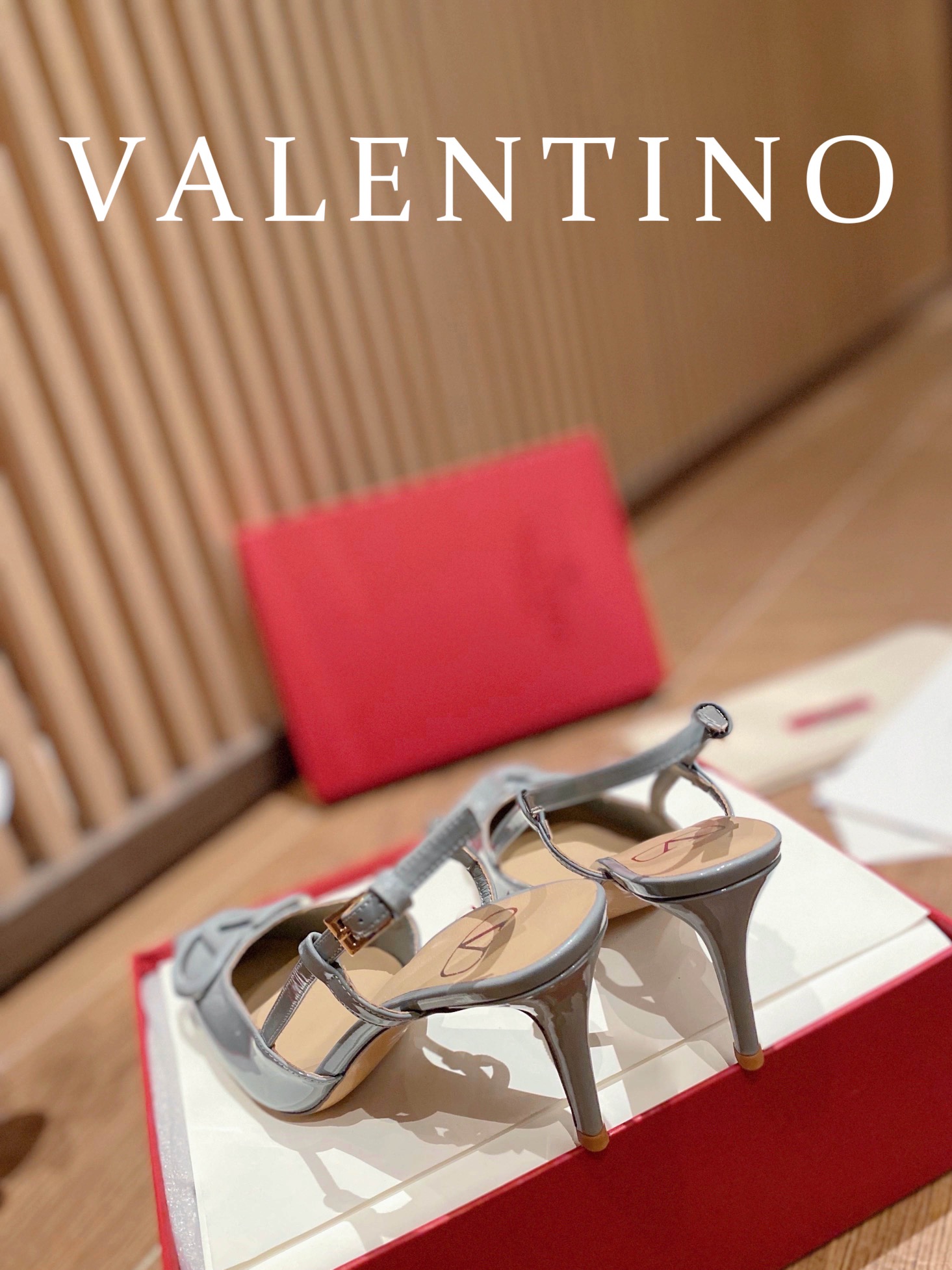 ⬆️22745-Valentino --805 gallery