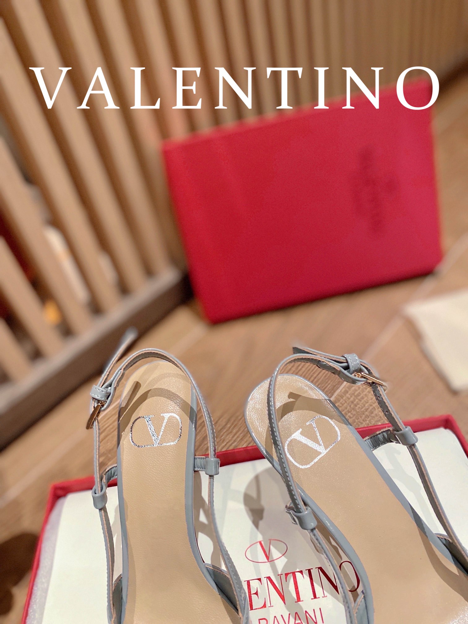 ⬆️22745-Valentino --805 gallery