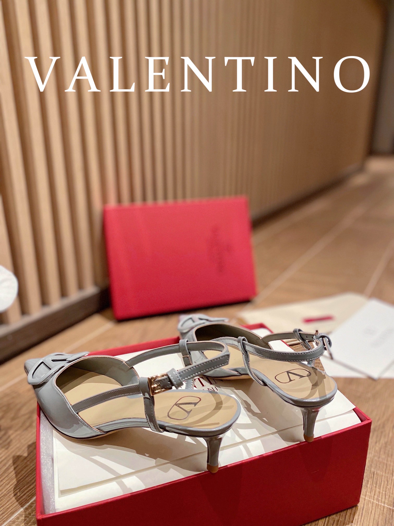 ⬆️22745-Valentino --805 gallery