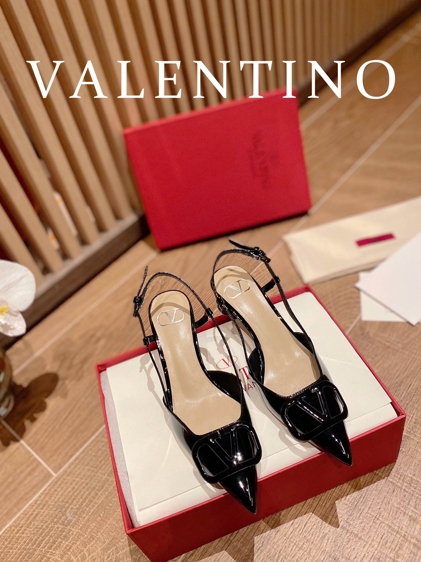 ⬆️22745-Valentino --805 gallery