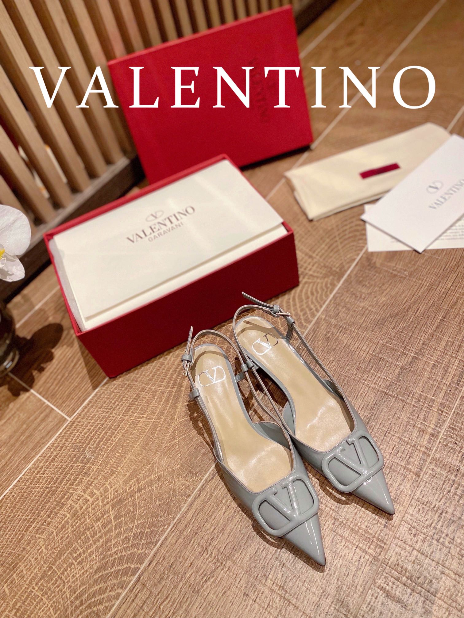 ⬆️22745-Valentino --805 gallery