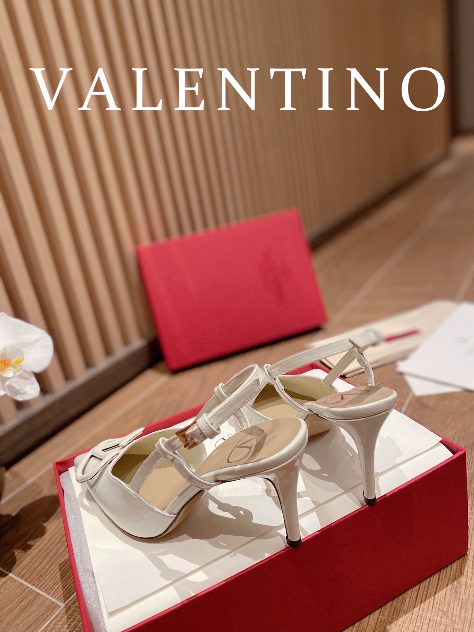 ⬆️22745-Valentino --805 gallery