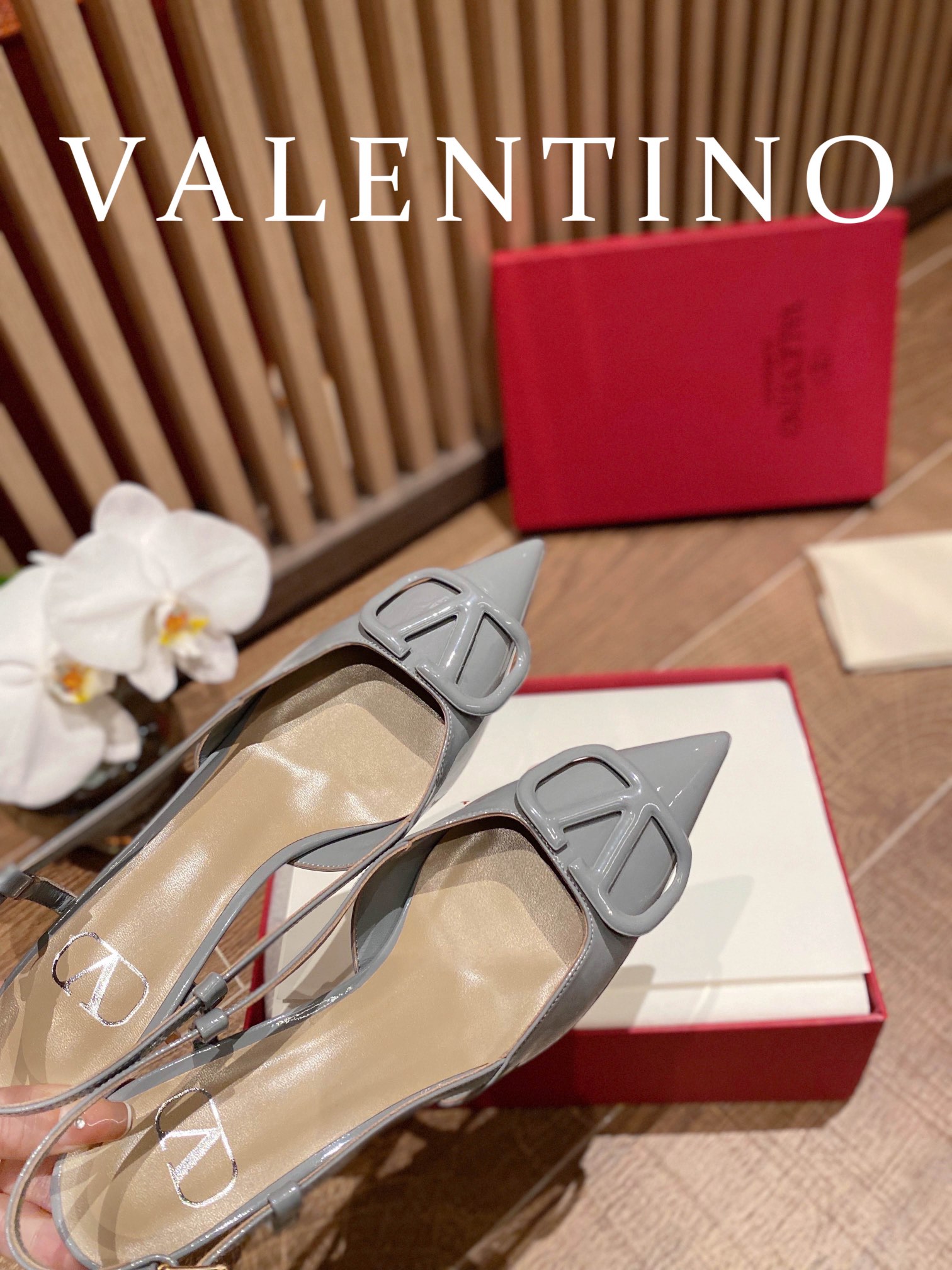 ⬆️22745-Valentino --805 gallery