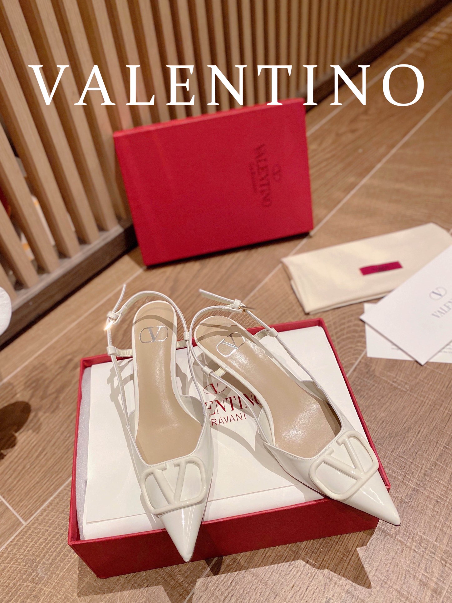 ⬆️22745-Valentino --805 gallery