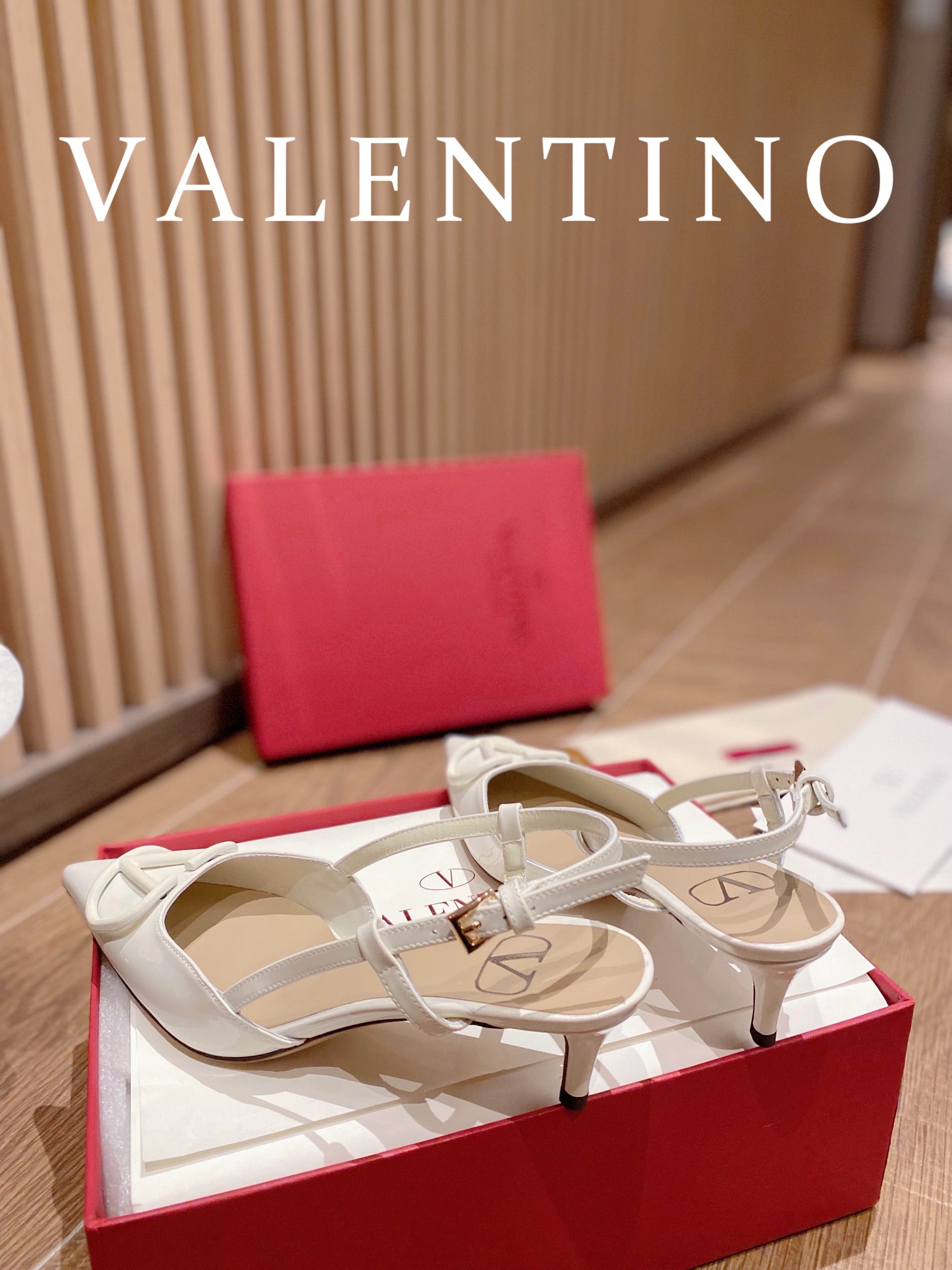 ⬆️22745-Valentino --805 gallery