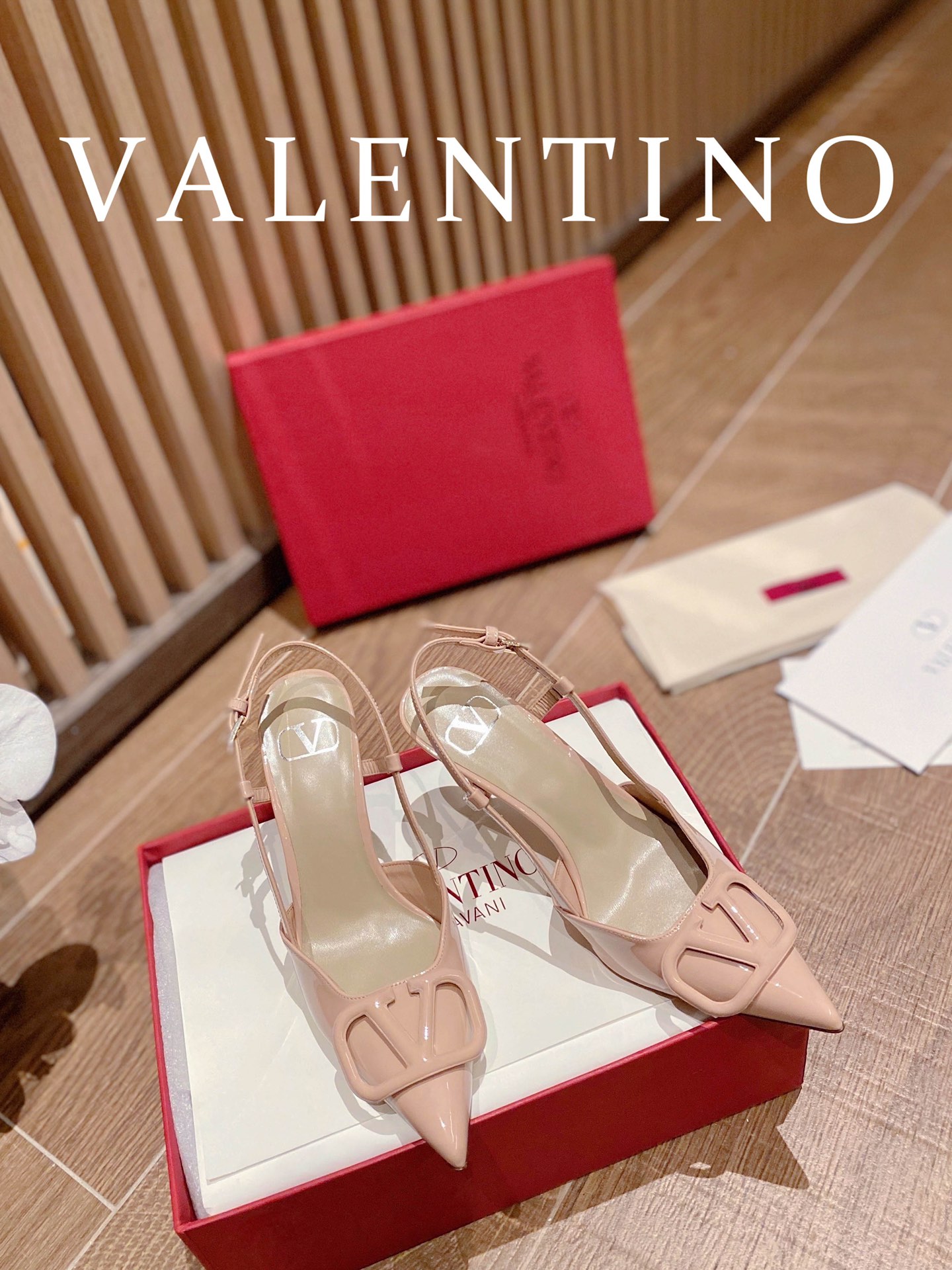 ⬆️22745-Valentino --805 gallery