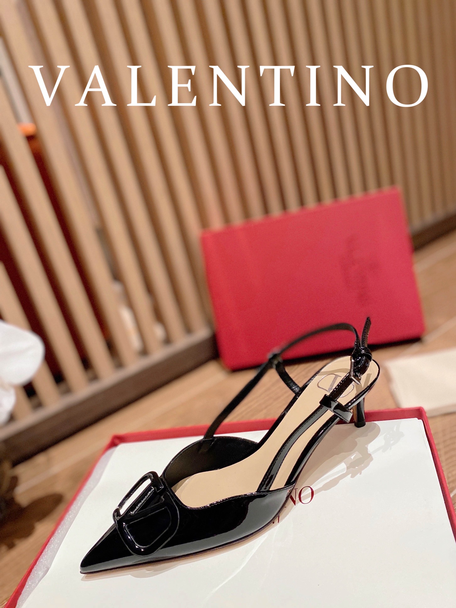 ⬆️22745-Valentino --805 gallery