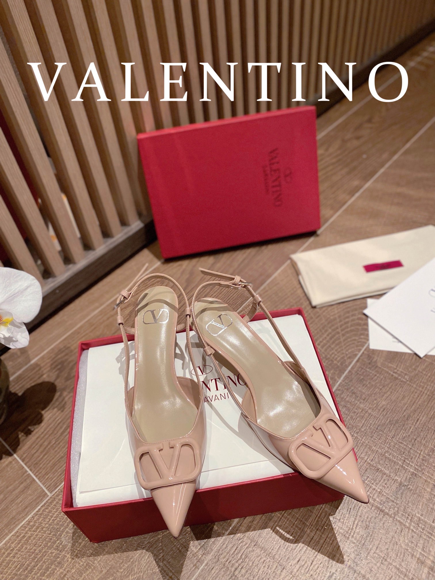 ⬆️22745-Valentino --805 gallery