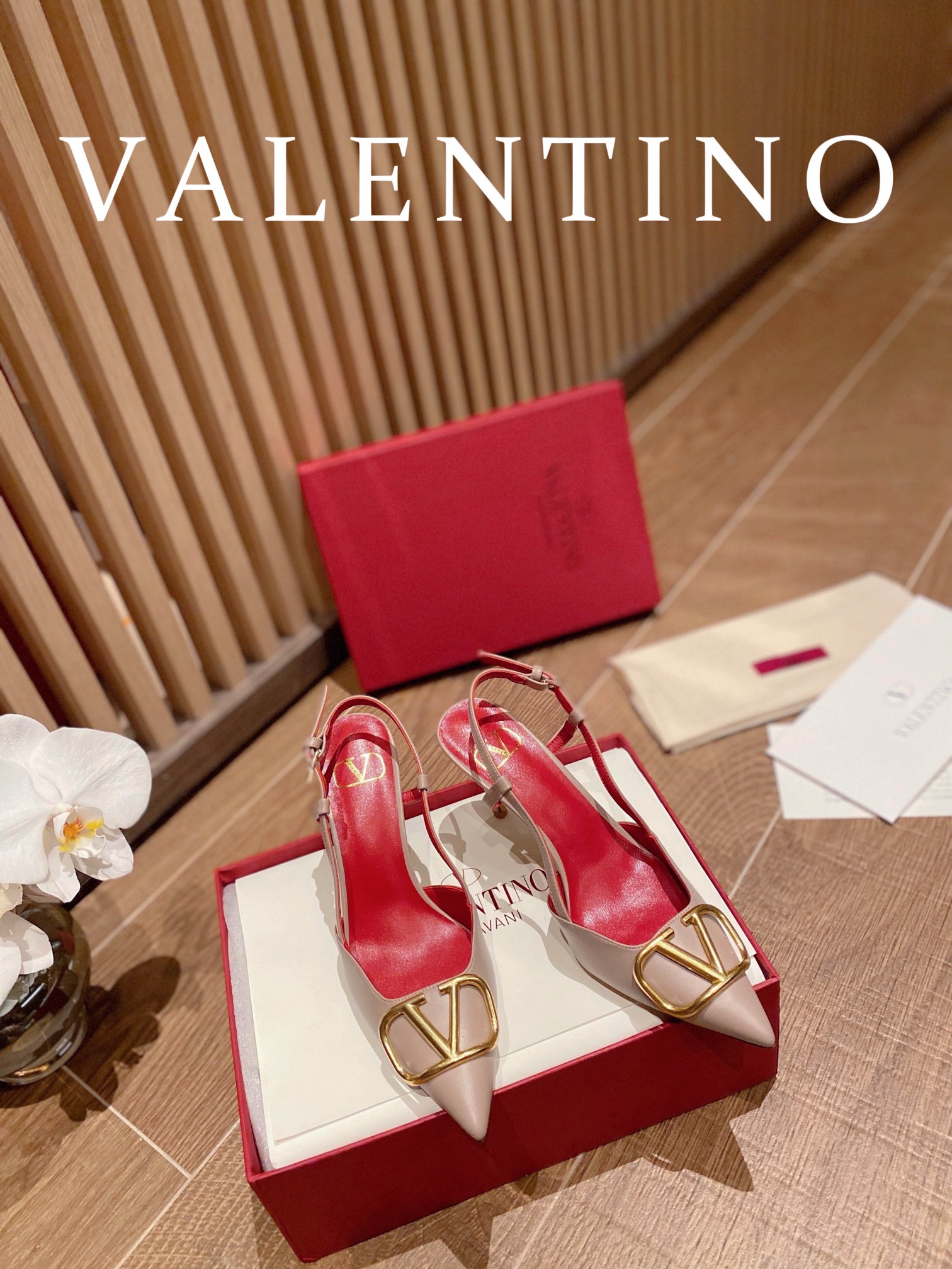 ⬆️22780-Valentino -805 gallery