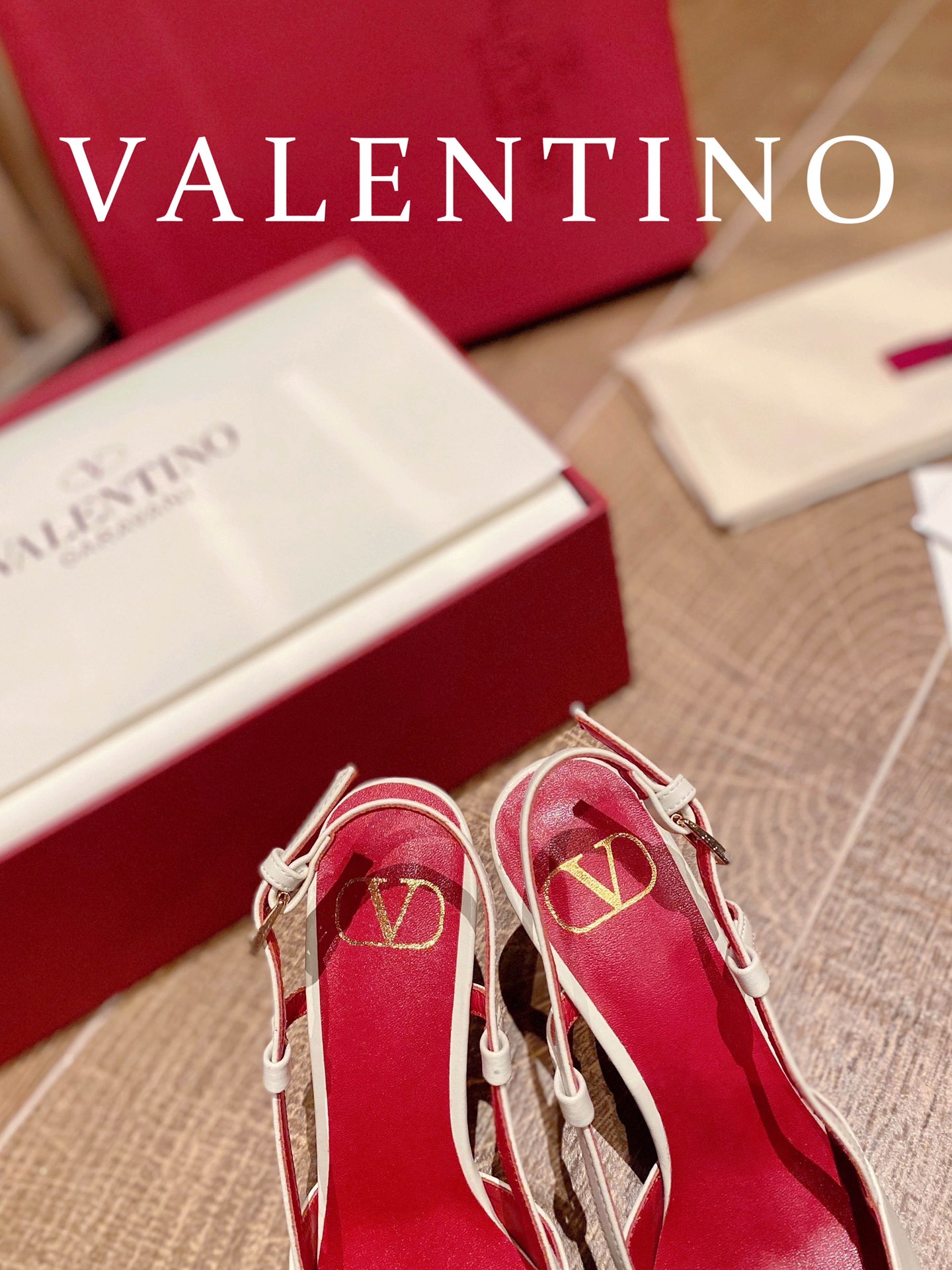 ⬆️22780-Valentino -805 gallery