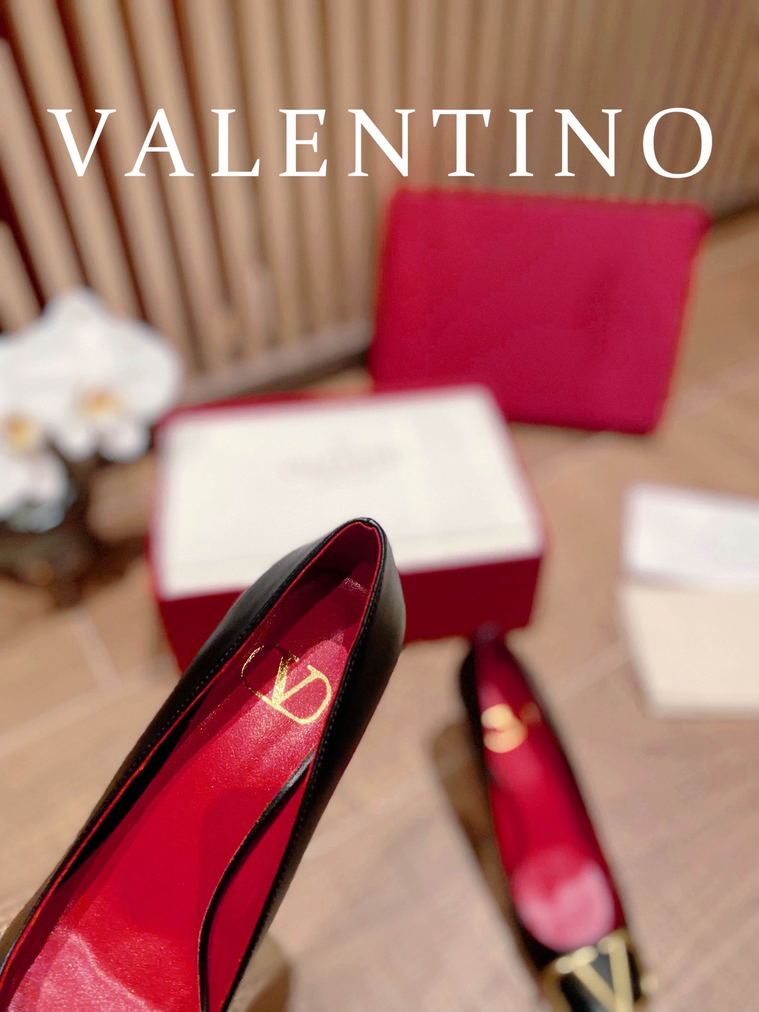 ⬆️22780-Valentino -805 gallery