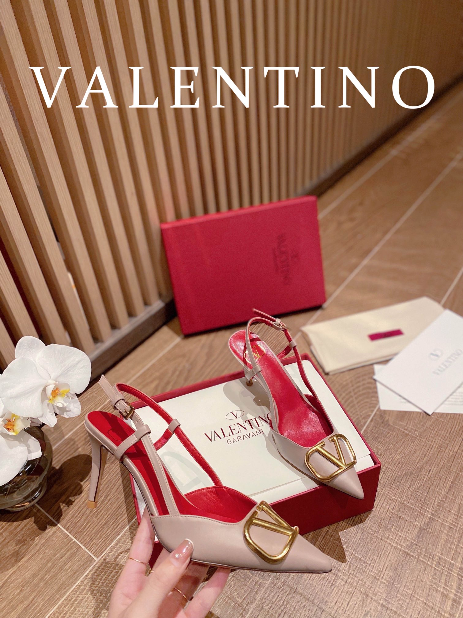 ⬆️22780-Valentino -805 gallery