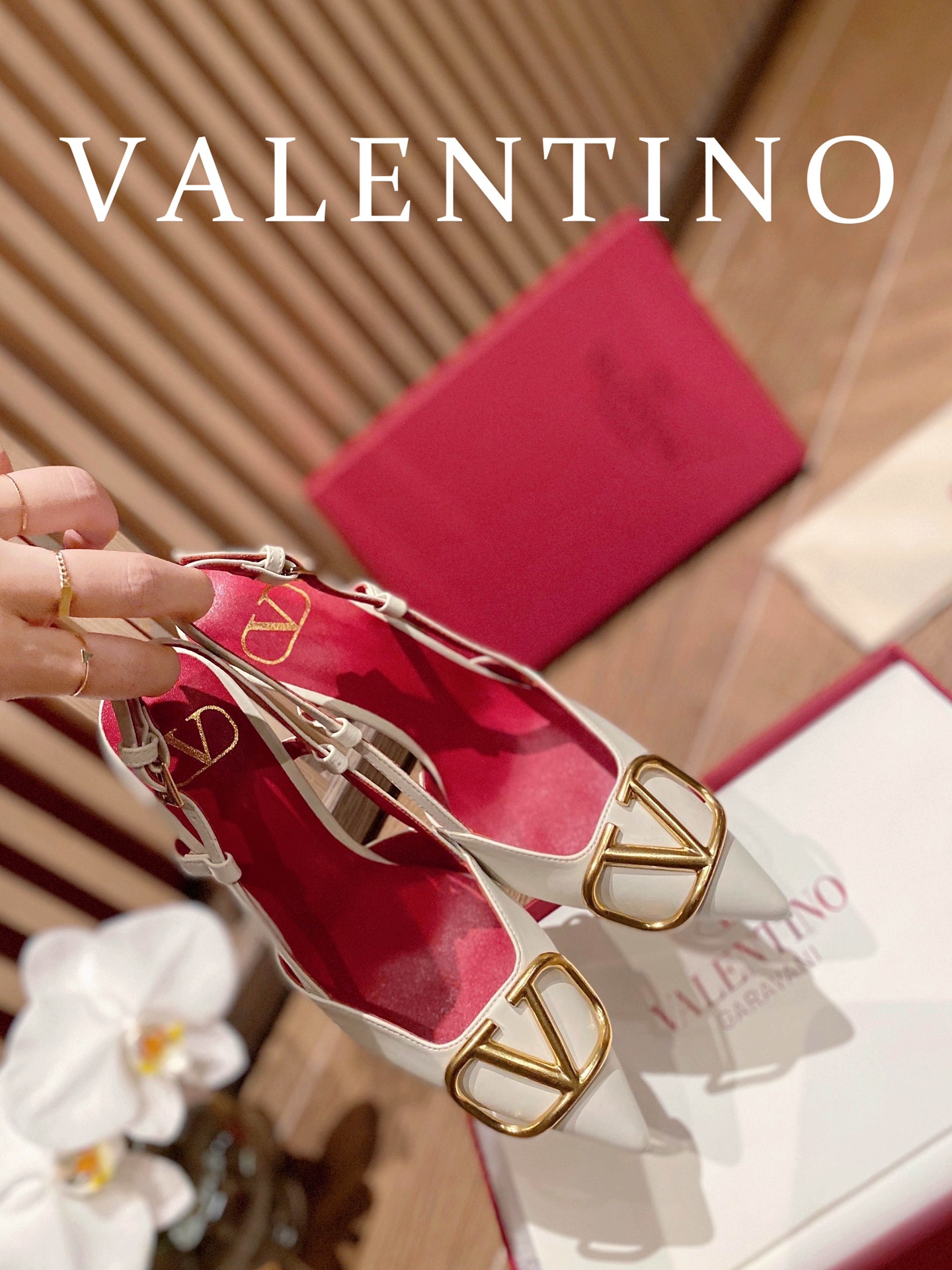 ⬆️22780-Valentino -805 gallery