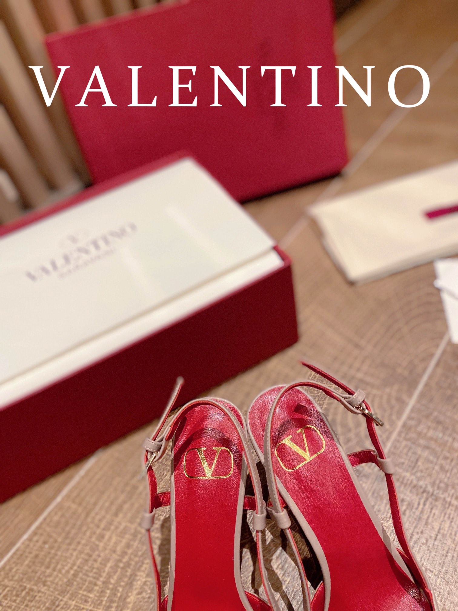 ⬆️22780-Valentino -805 gallery