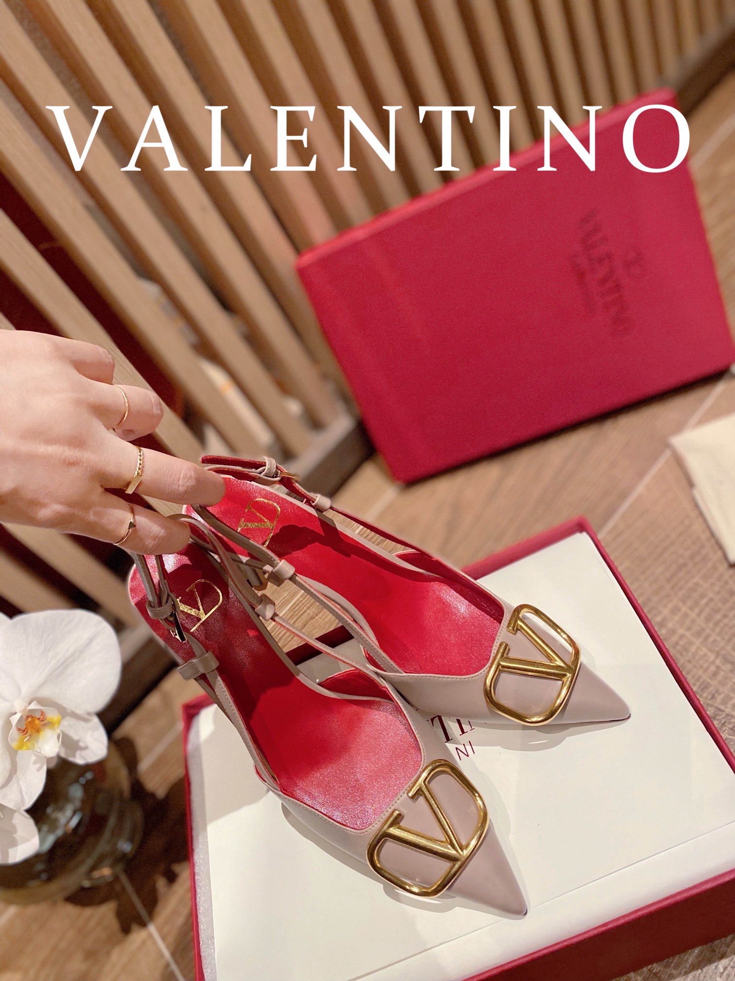 ⬆️22780-Valentino -805 gallery