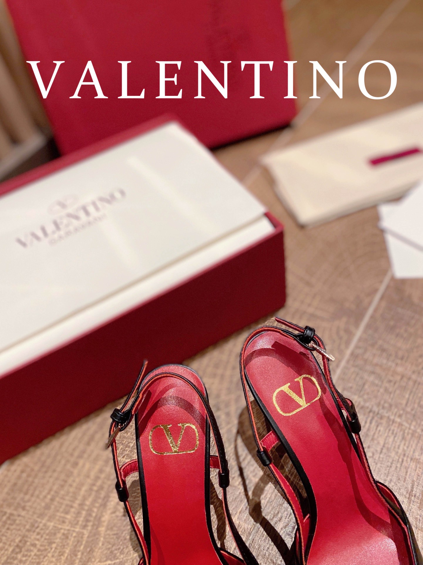 ⬆️22780-Valentino -805 gallery