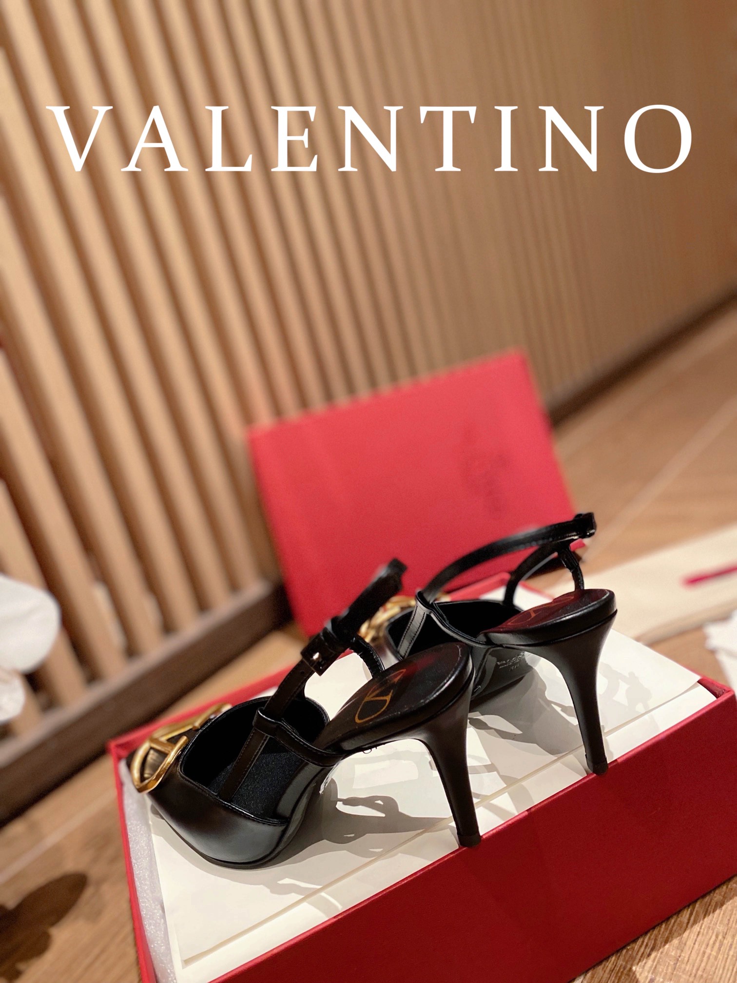 ⬆️22780-Valentino -805 gallery