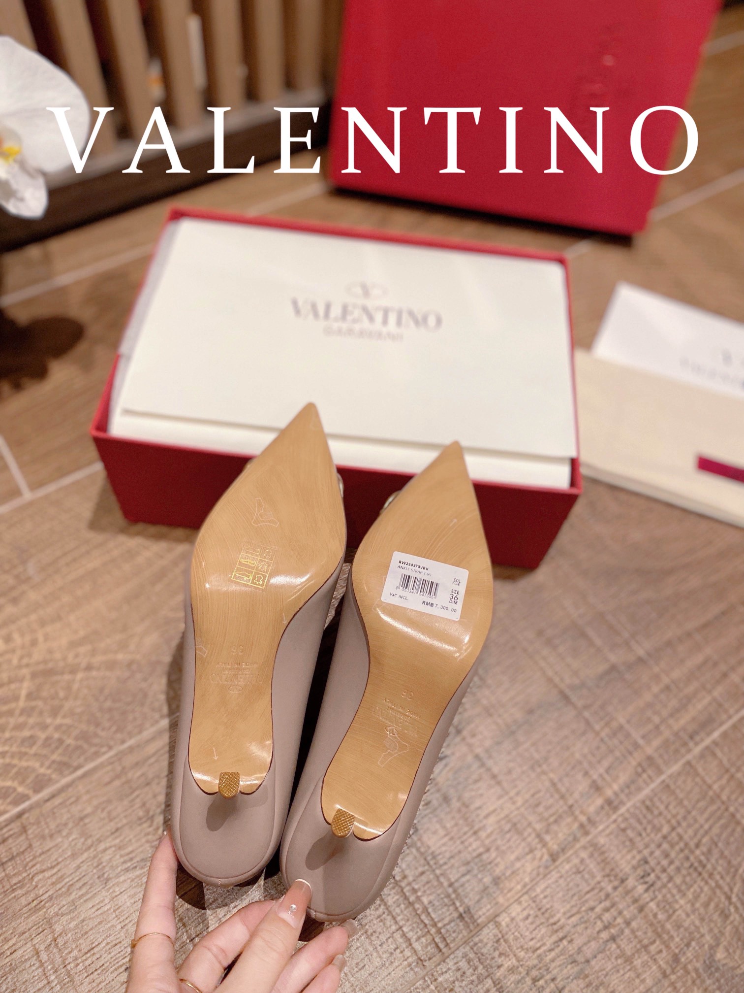 ⬆️22780-Valentino -805 gallery