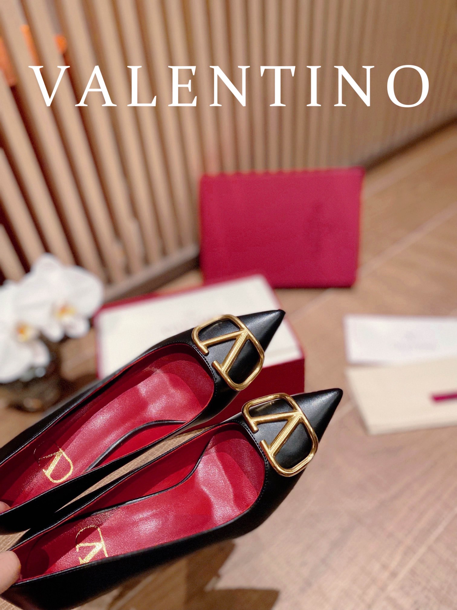 ⬆️22780-Valentino -805 gallery