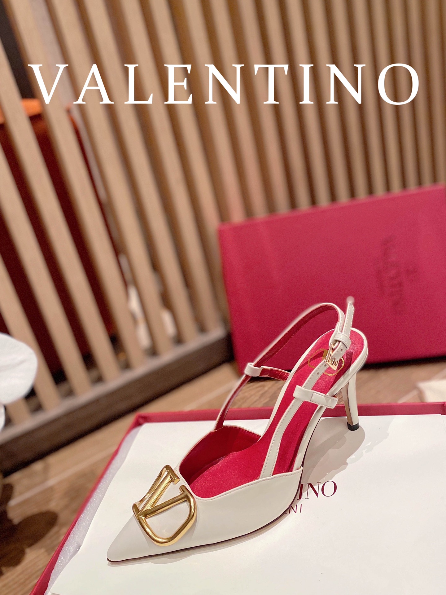 ⬆️22780-Valentino -805 gallery