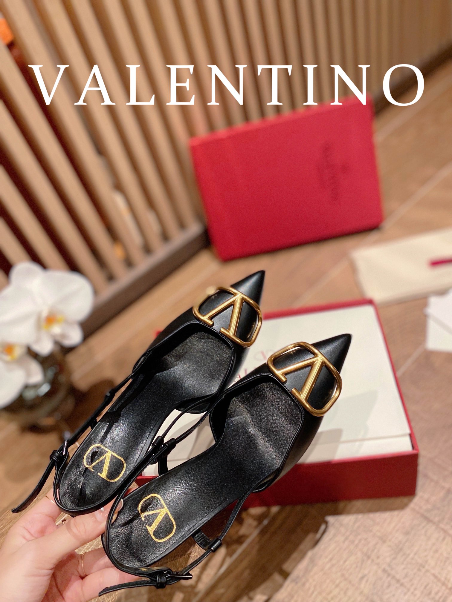 ⬆️22780-Valentino -805 gallery