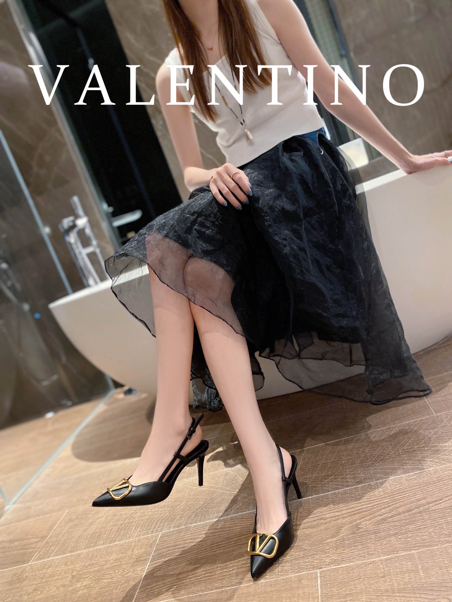 ⬆️22780-Valentino -805 gallery