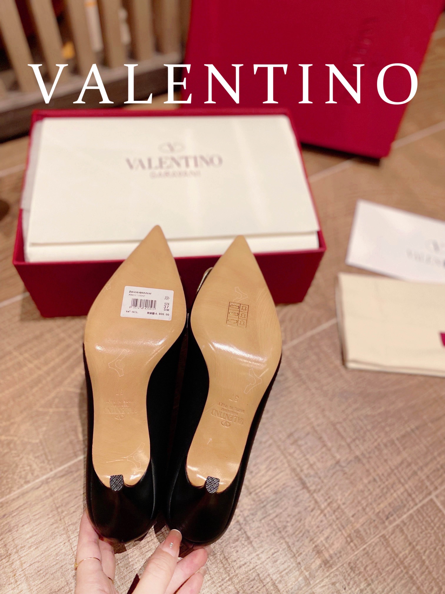 ⬆️22780-Valentino -805 gallery